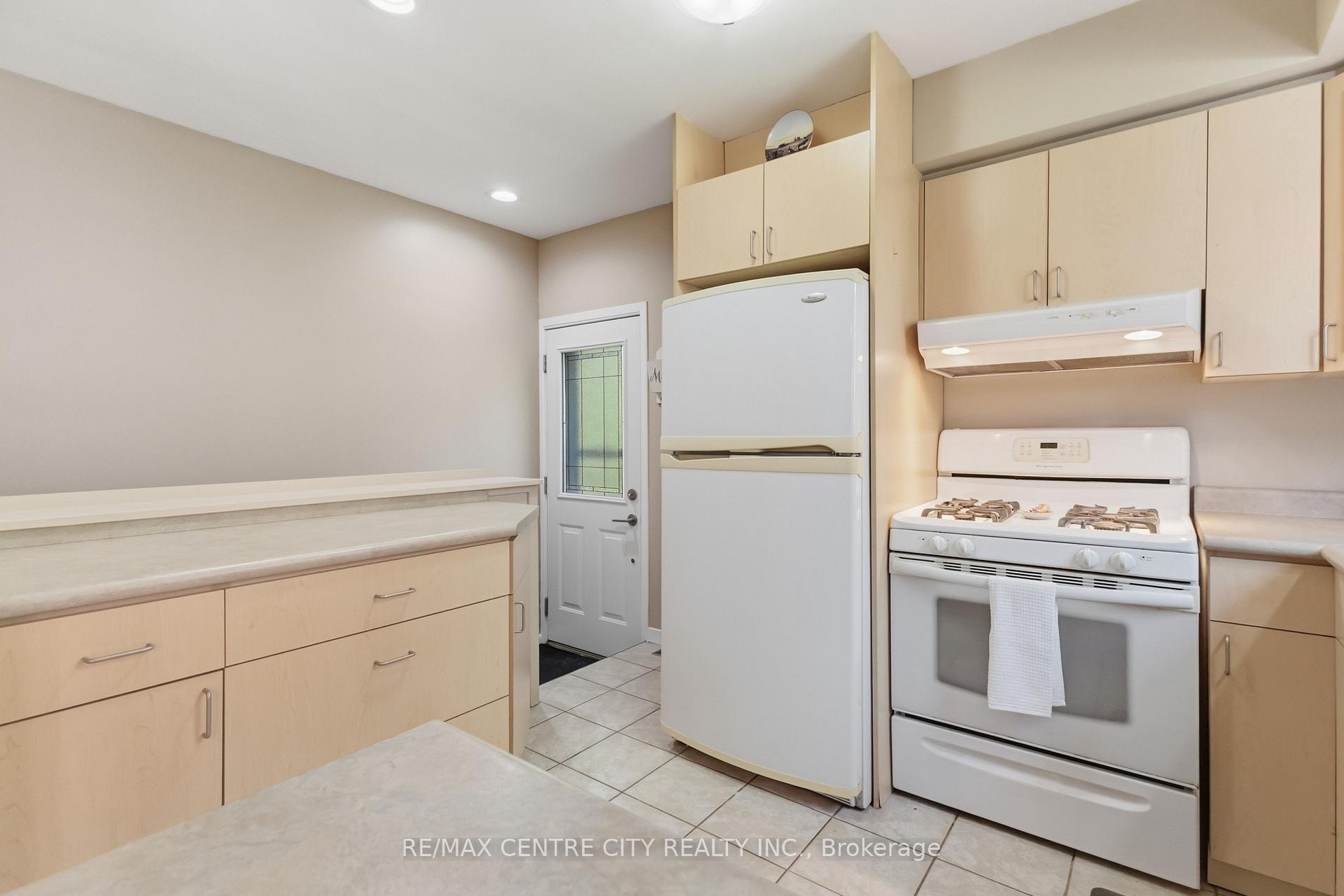 Photo 19 of 639 Dunboyne Crescent, London, North H — HOMEH