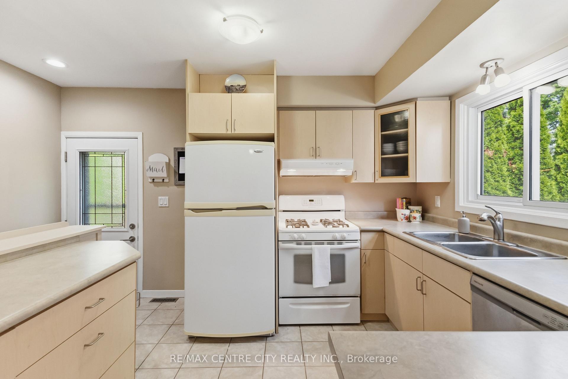 Photo 22 of 639 Dunboyne Crescent, London, North H — HOMEH