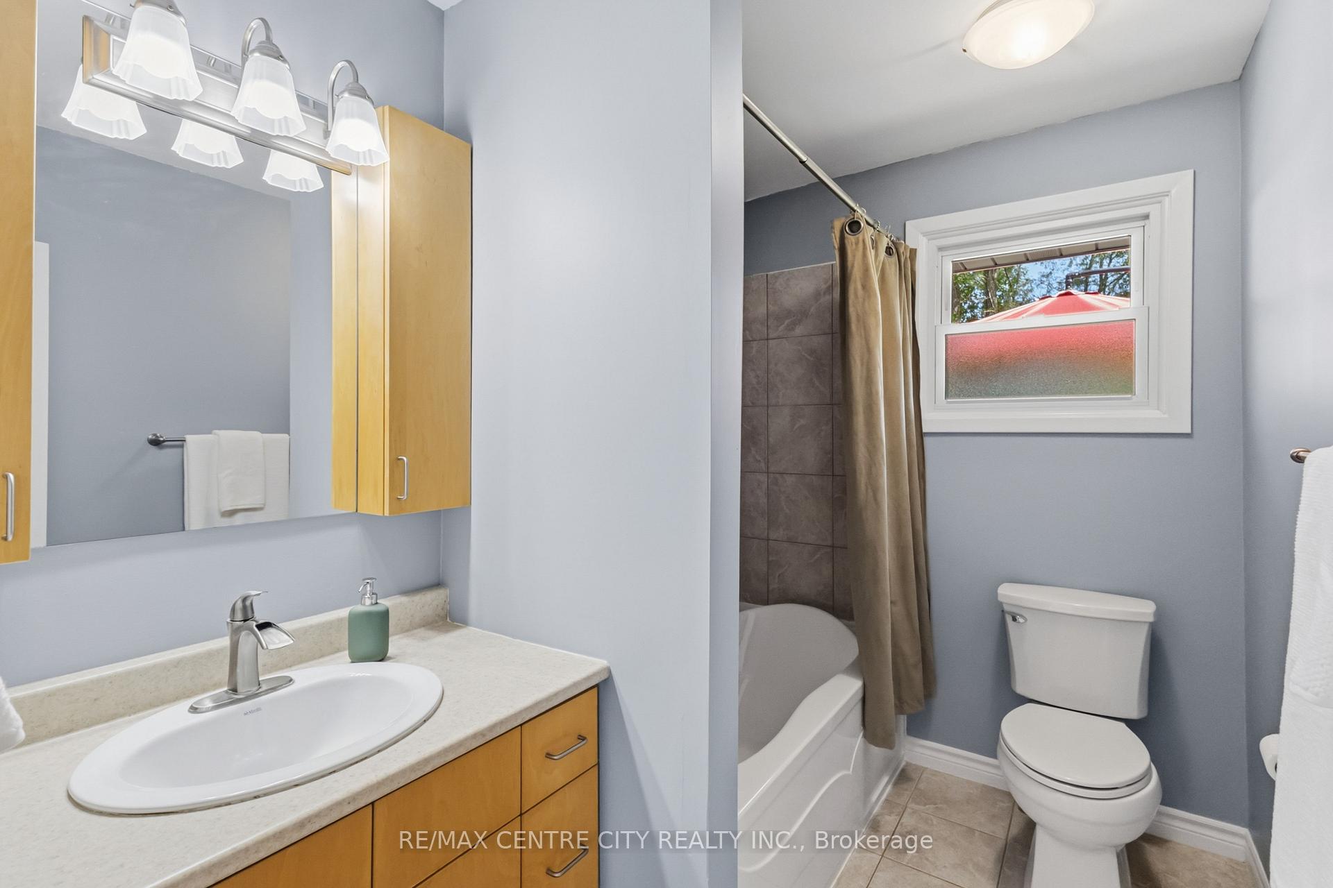 Photo 23 of 639 Dunboyne Crescent, London, North H — HOMEH