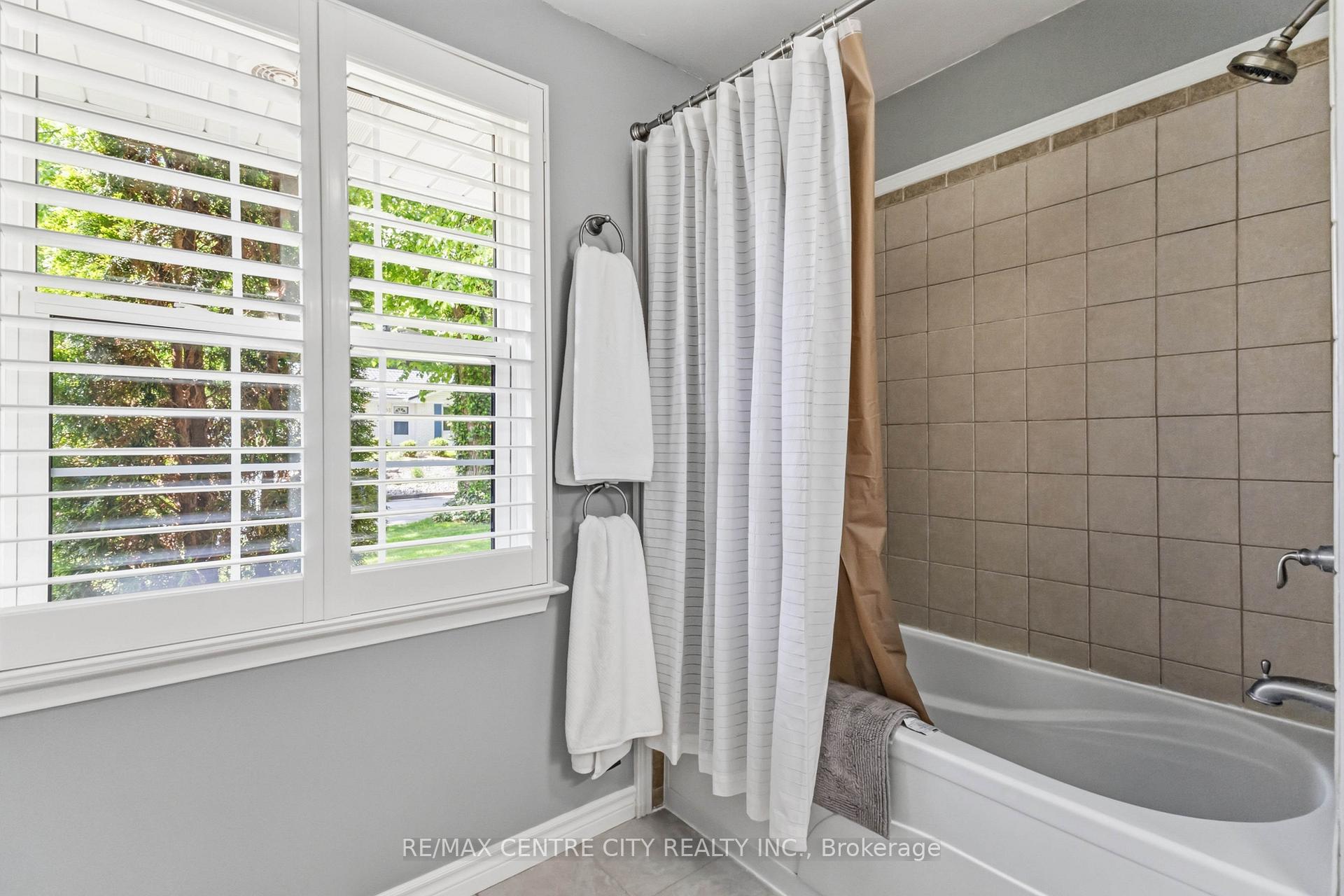 Photo 28 of 639 Dunboyne Crescent, London, North H — HOMEH