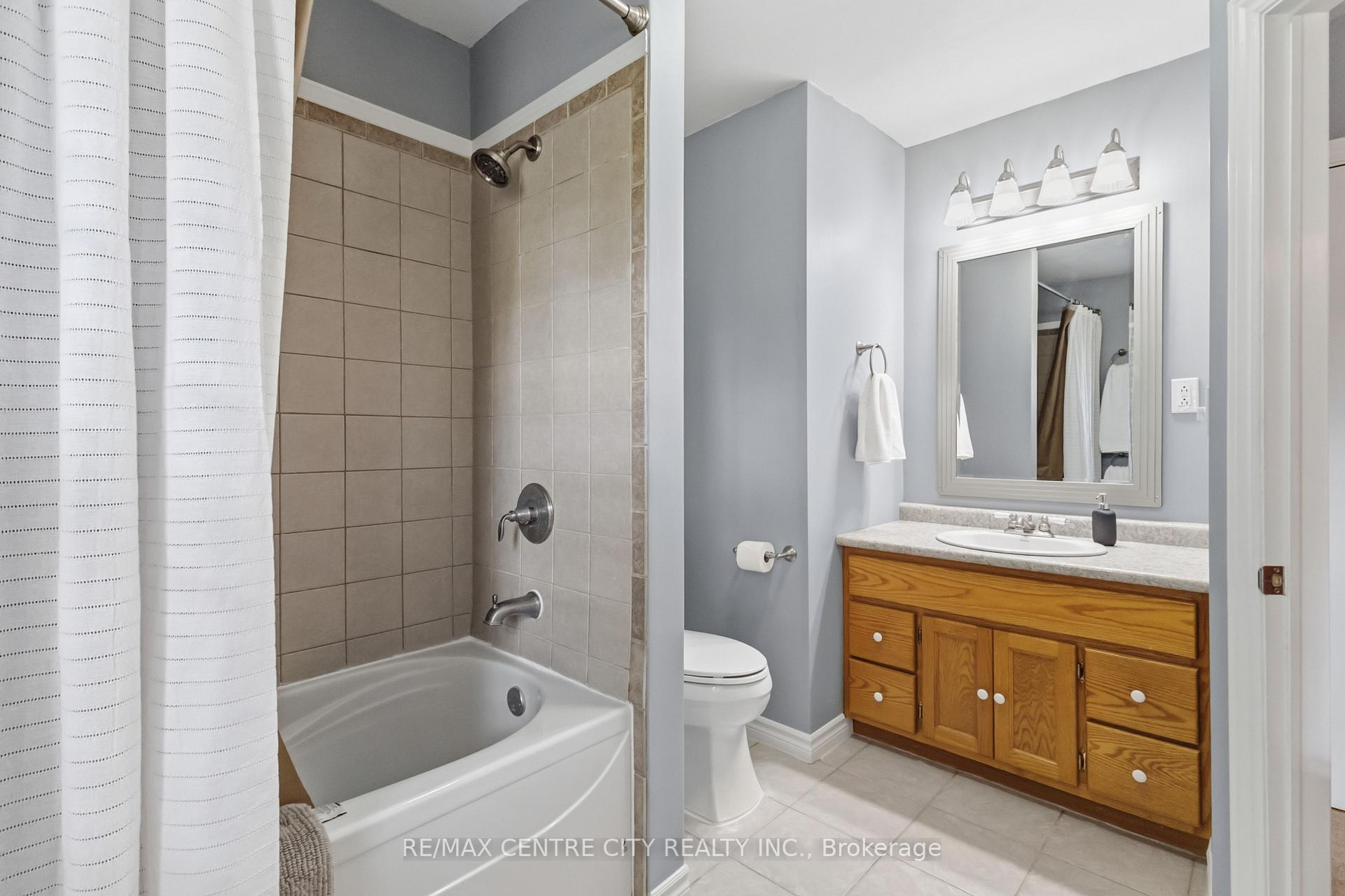 Photo 29 of 639 Dunboyne Crescent, London, North H — HOMEH