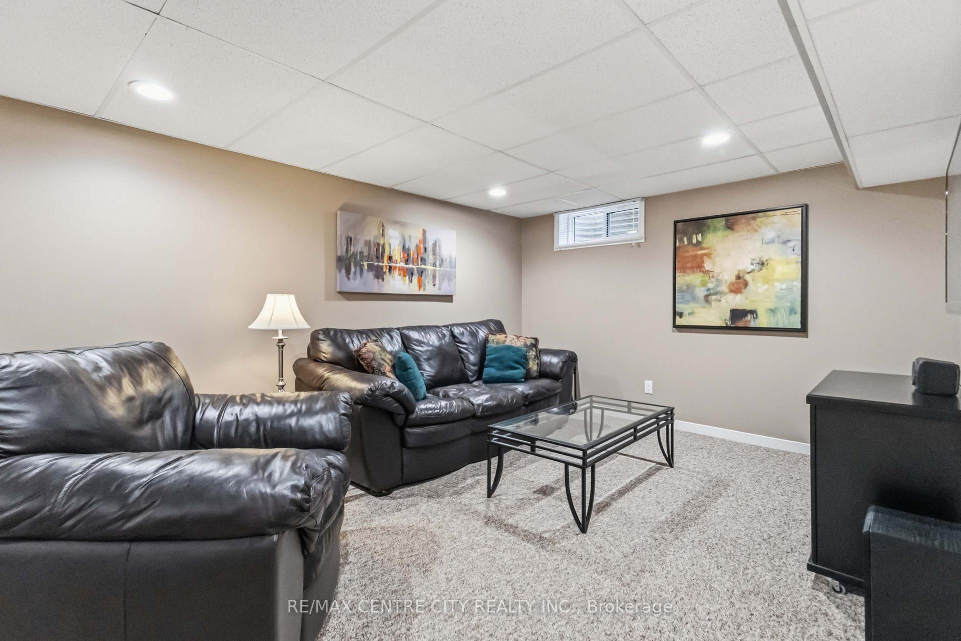 Photo 30 of 639 Dunboyne Crescent, London, North H — HOMEH