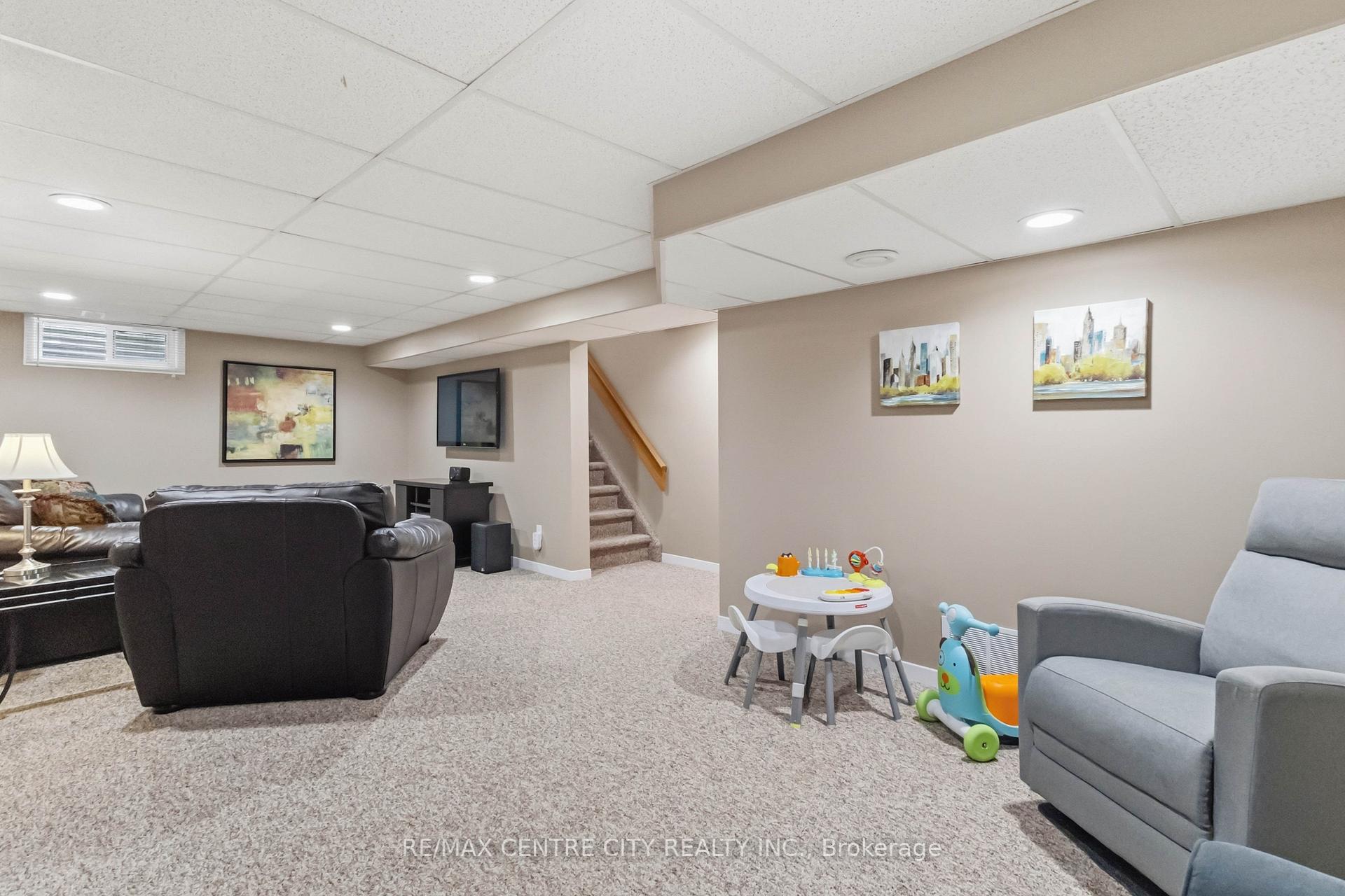 Photo 31 of 639 Dunboyne Crescent, London, North H — HOMEH