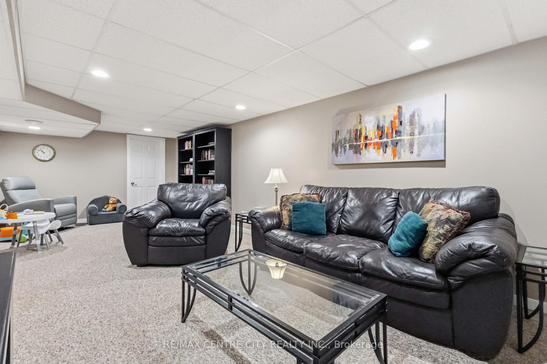 Photo 33 of 639 Dunboyne Crescent, London, North H — HOMEH