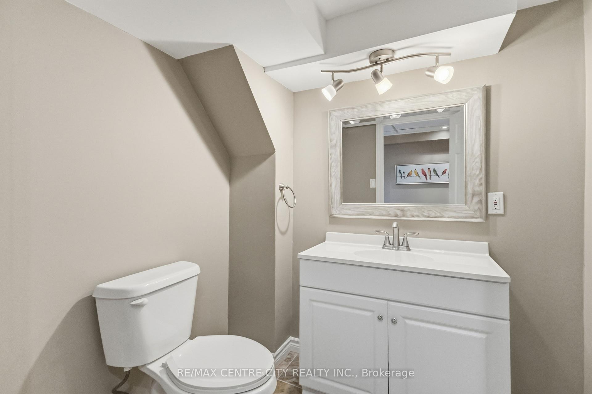 Photo 35 of 639 Dunboyne Crescent, London, North H — HOMEH