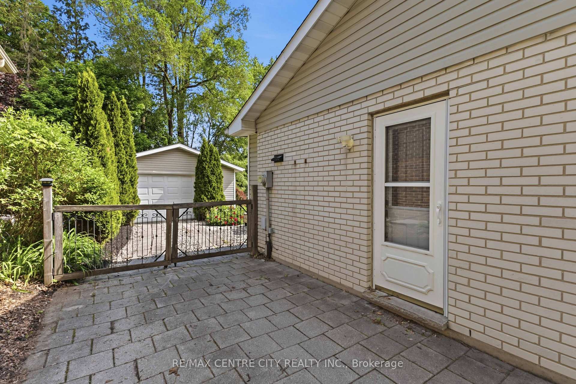 Photo 37 of 639 Dunboyne Crescent, London, North H — HOMEH