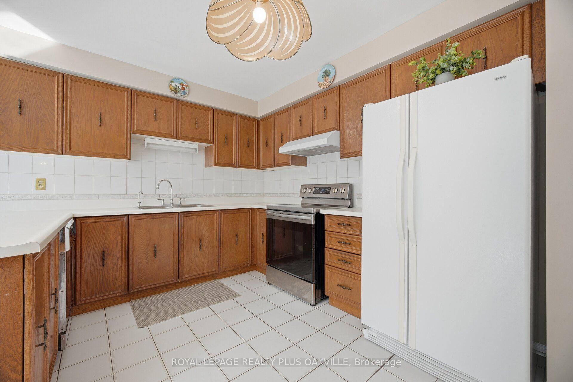 Photo 18 of 341 Nahani Way, Mississauga, Hurontario — HOMEH