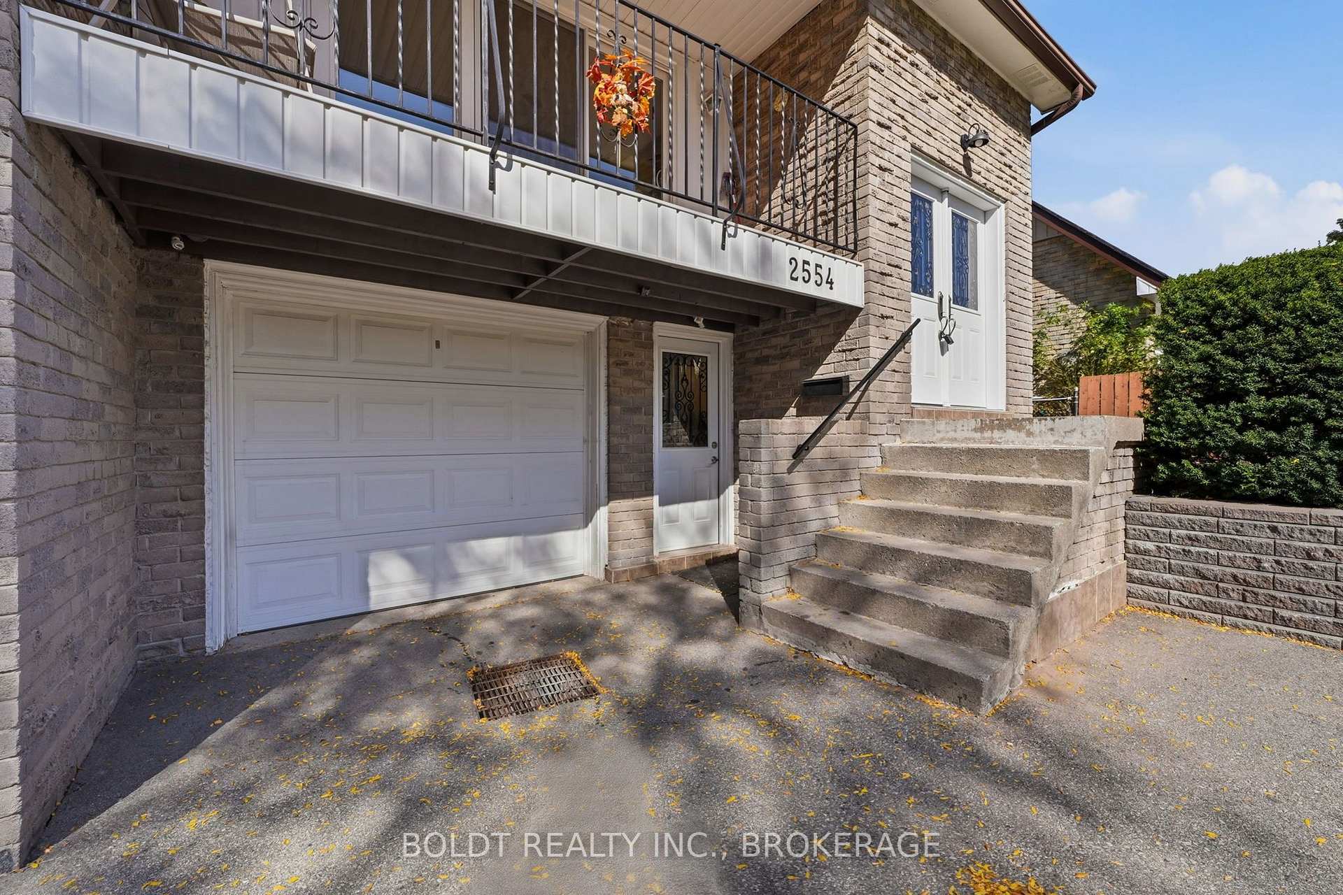 Photo 4 of 2554 Cobbinshaw Circle, Mississauga, Meadowvale — HOMEH