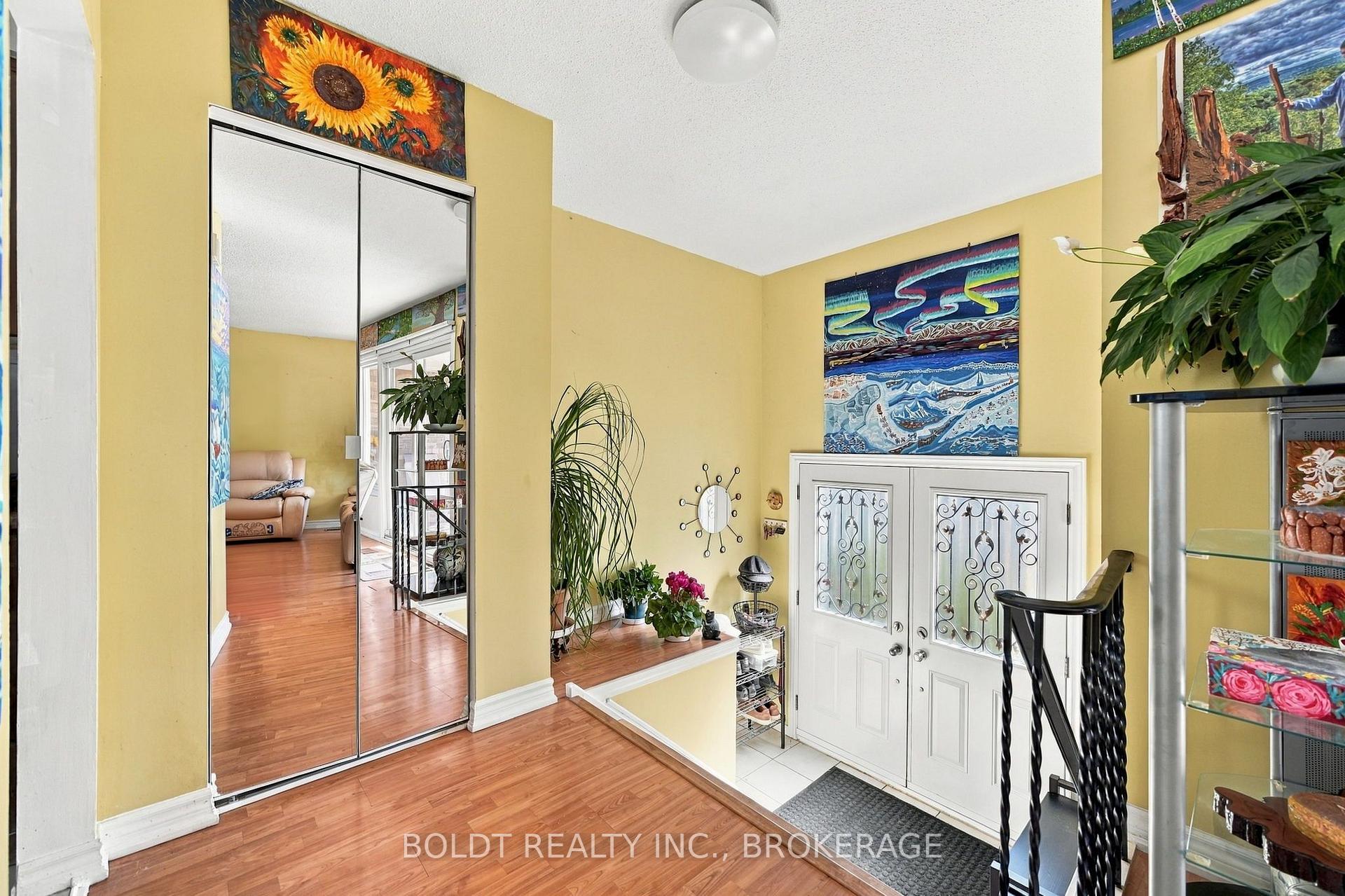 Photo 5 of 2554 Cobbinshaw Circle, Mississauga, Meadowvale — HOMEH