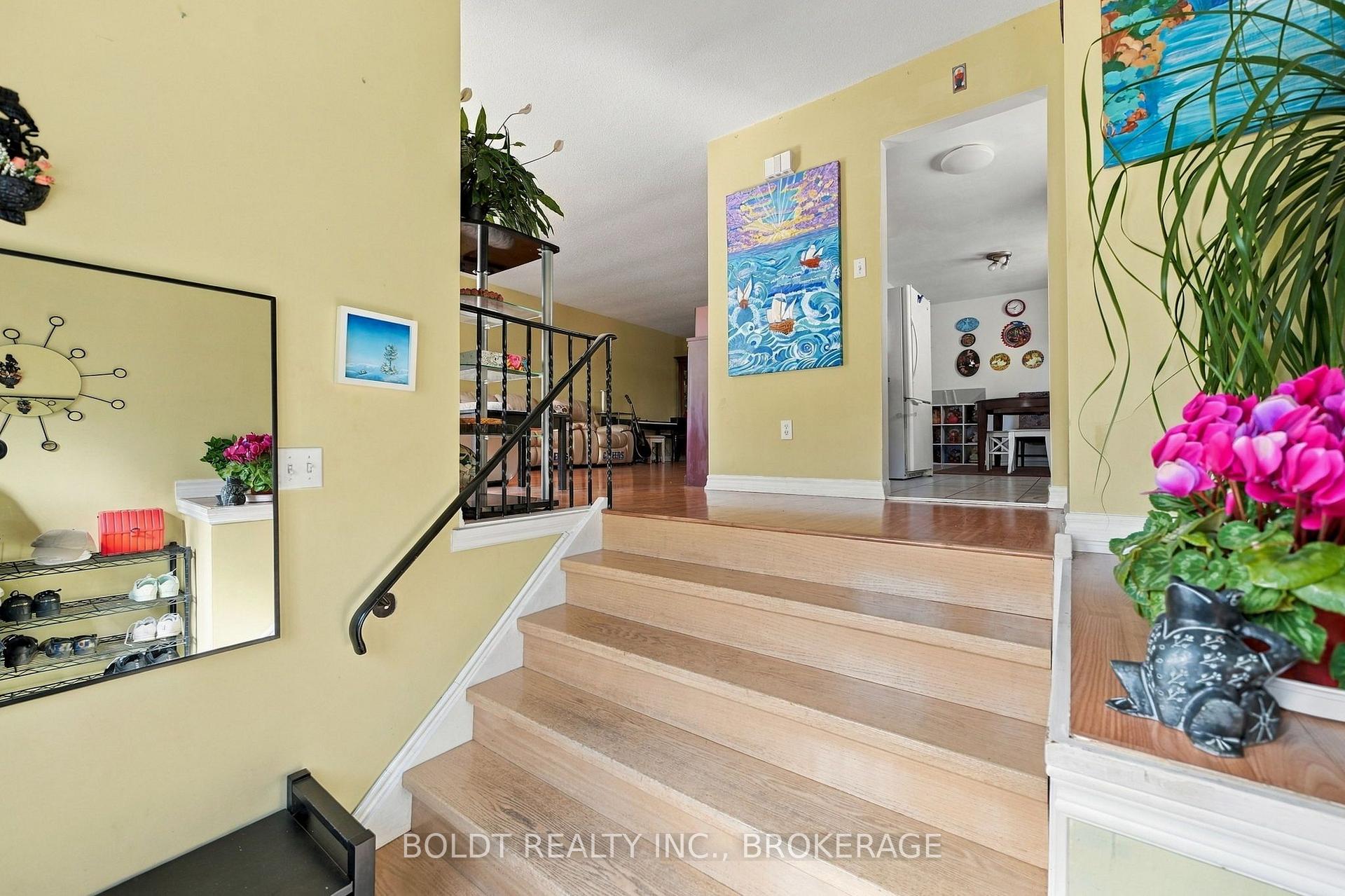 Photo 6 of 2554 Cobbinshaw Circle, Mississauga, Meadowvale — HOMEH