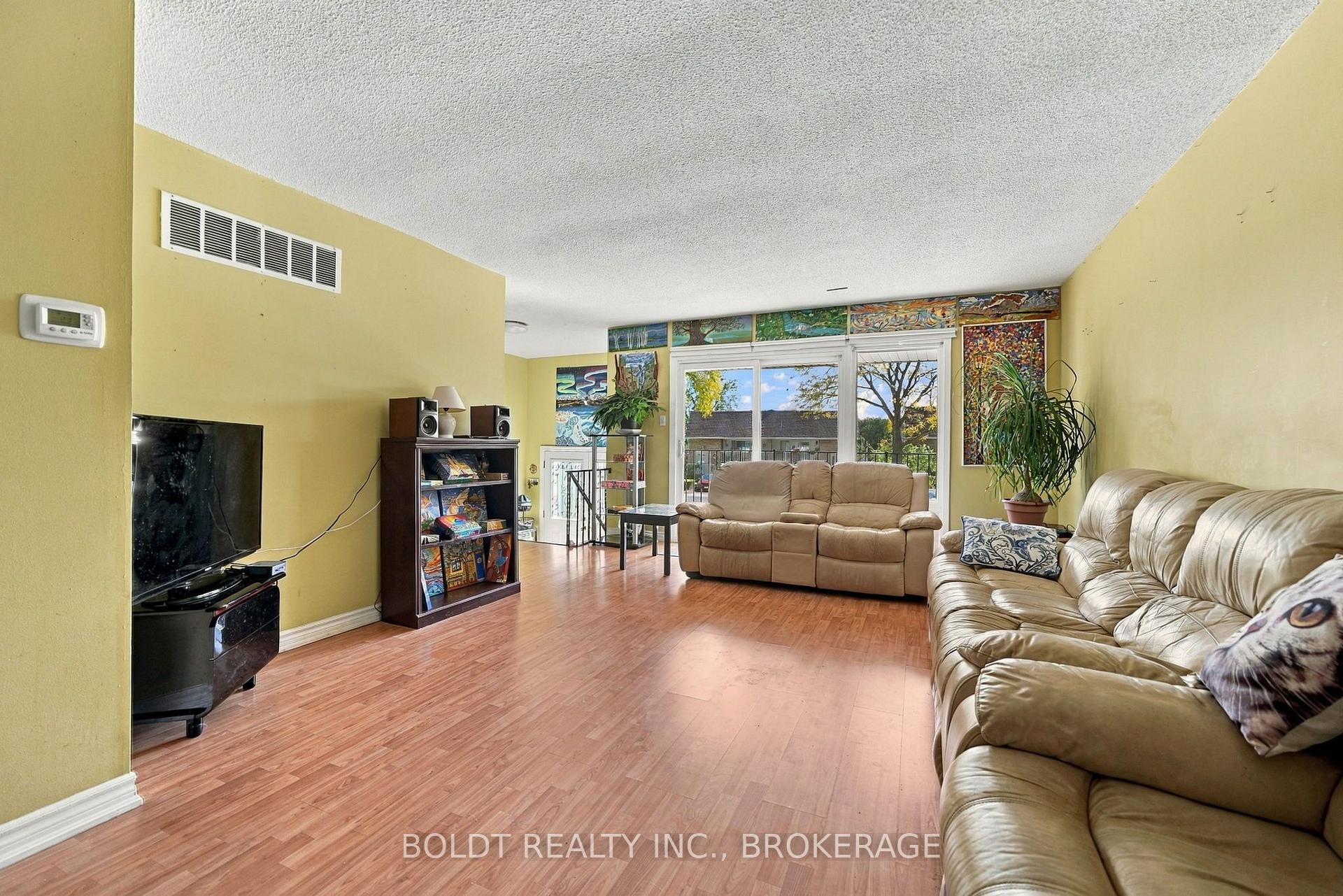 Photo 7 of 2554 Cobbinshaw Circle, Mississauga, Meadowvale — HOMEH