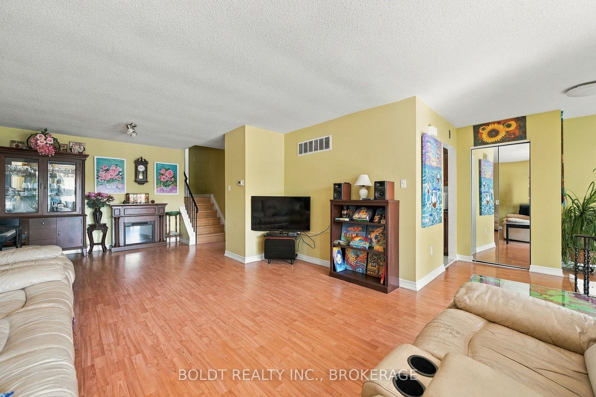 Photo 8 of 2554 Cobbinshaw Circle, Mississauga, Meadowvale — HOMEH