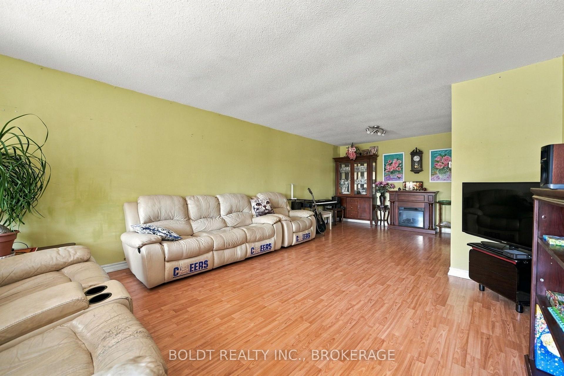Photo 9 of 2554 Cobbinshaw Circle, Mississauga, Meadowvale — HOMEH