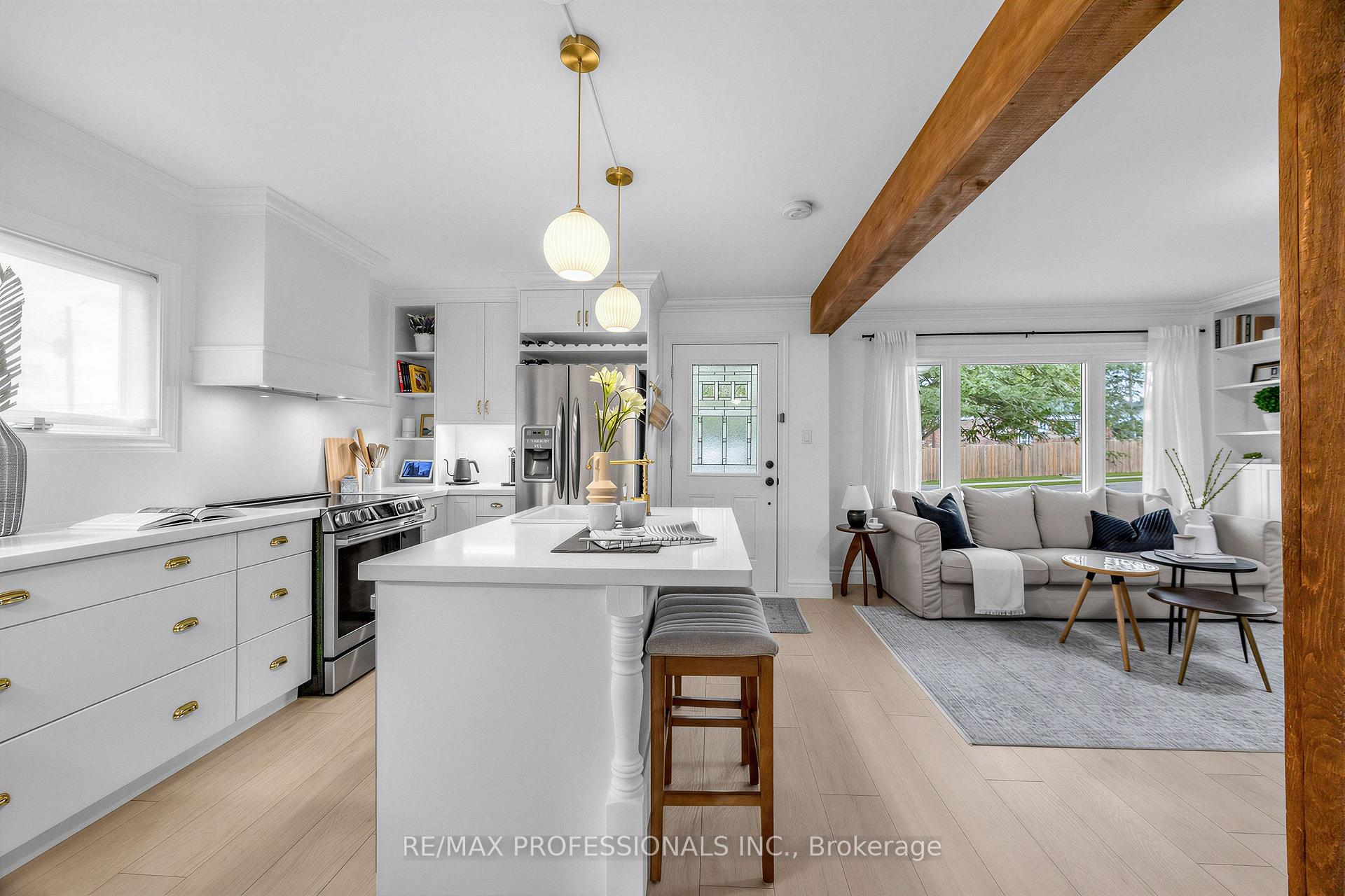 Photo 6 of 1013 Centre Street S, Whitby, Downtown Whitby — HOMEH