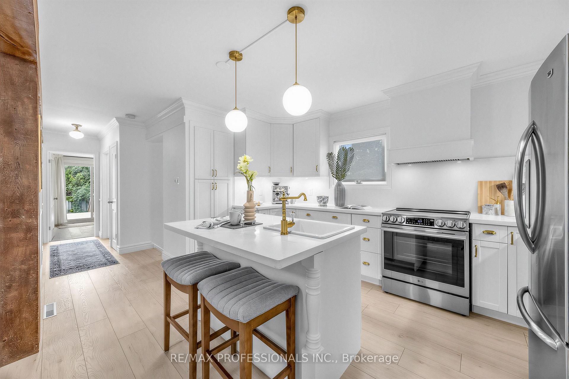 Photo 8 of 1013 Centre Street S, Whitby, Downtown Whitby — HOMEH