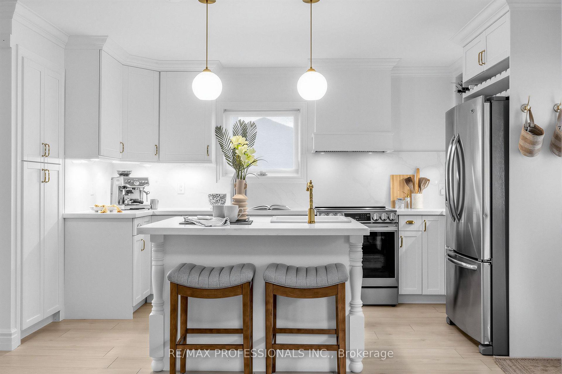 Photo 11 of 1013 Centre Street S, Whitby, Downtown Whitby — HOMEH