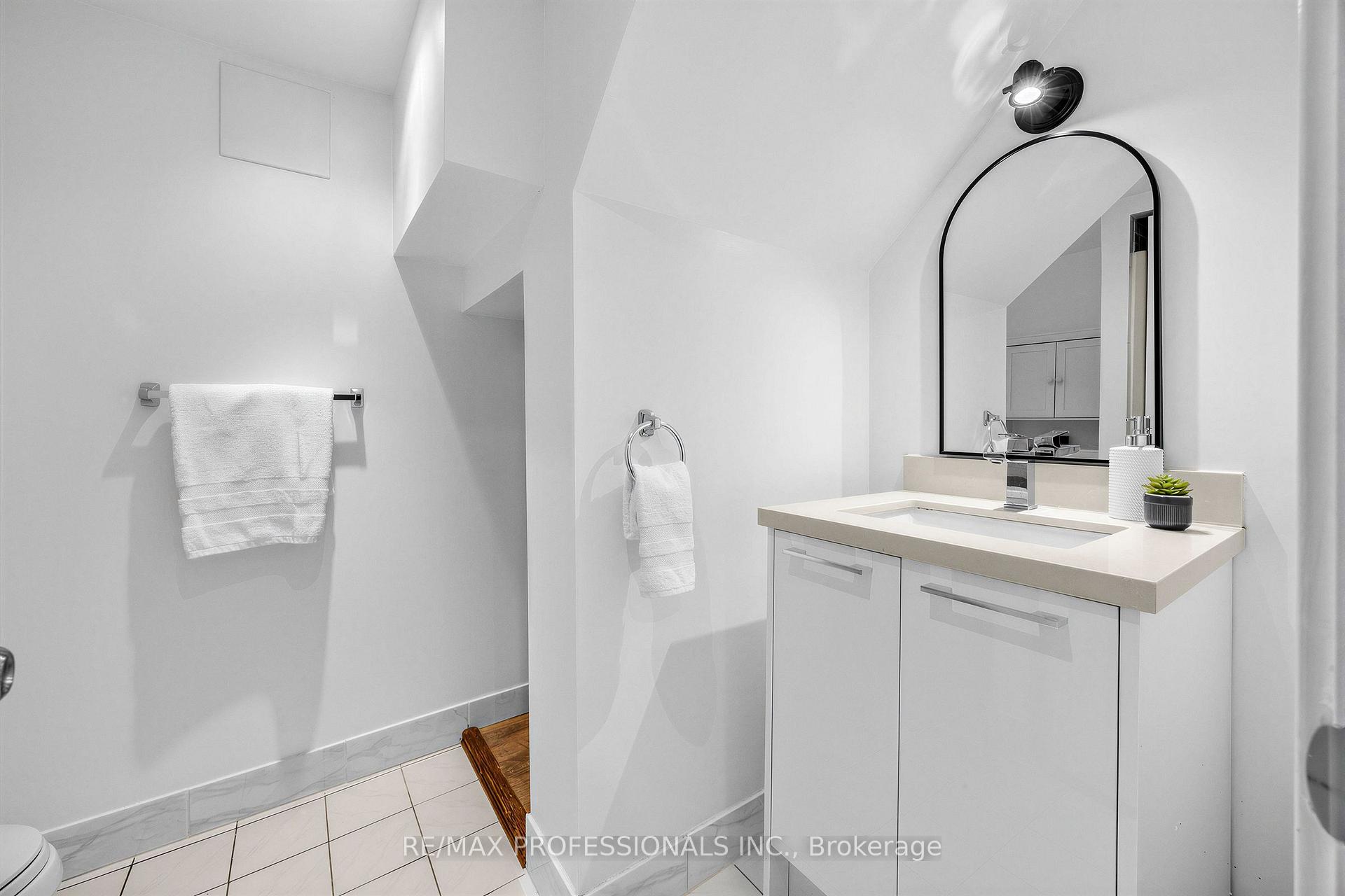 Photo 25 of 1013 Centre Street S, Whitby, Downtown Whitby — HOMEH