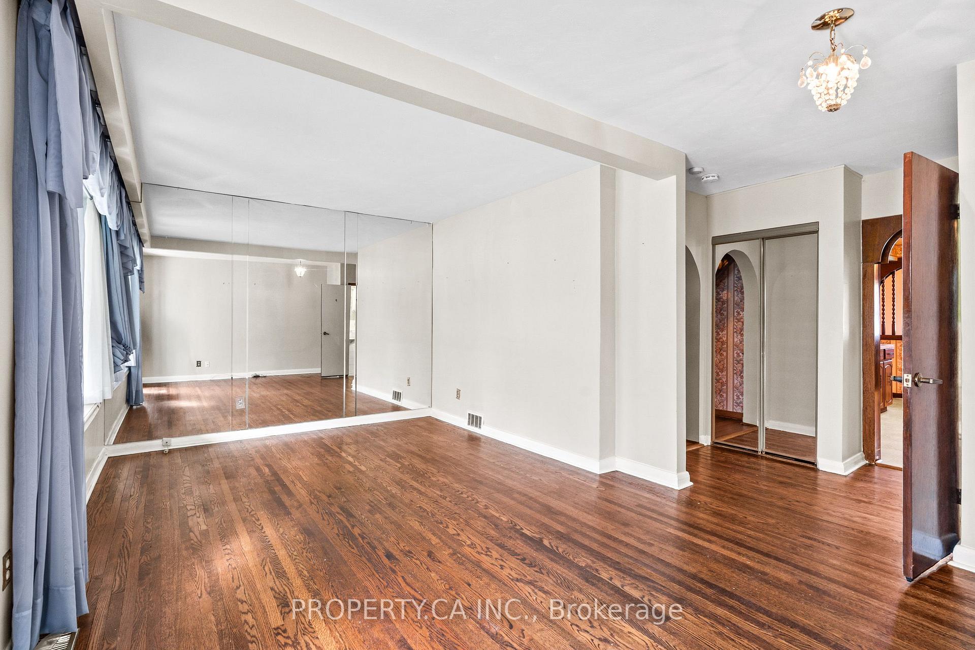 Photo 3 of 16 Warren Crescent, Toronto, Lambton Baby Point — HOMEH