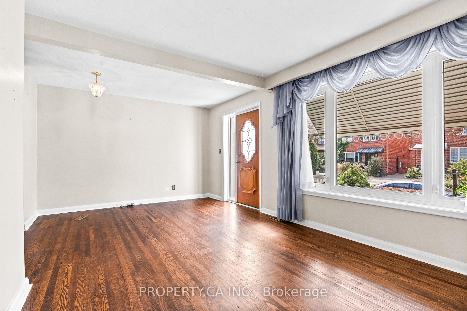 Photo 5 of 16 Warren Crescent, Toronto, Lambton Baby Point — HOMEH