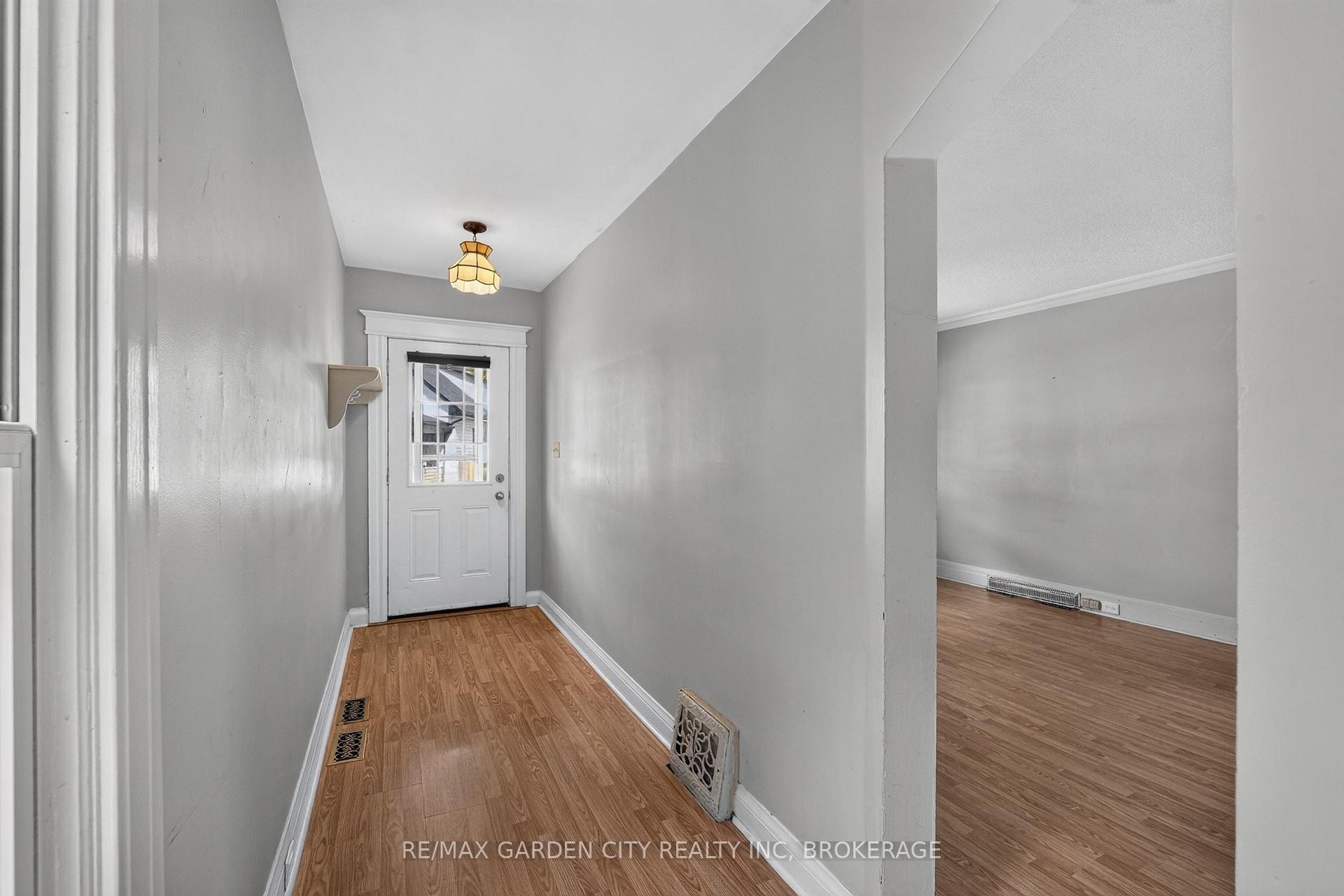 Photo 3 of 118 Lowell Avenue, St. Catharines, Downtown — HOMEH
