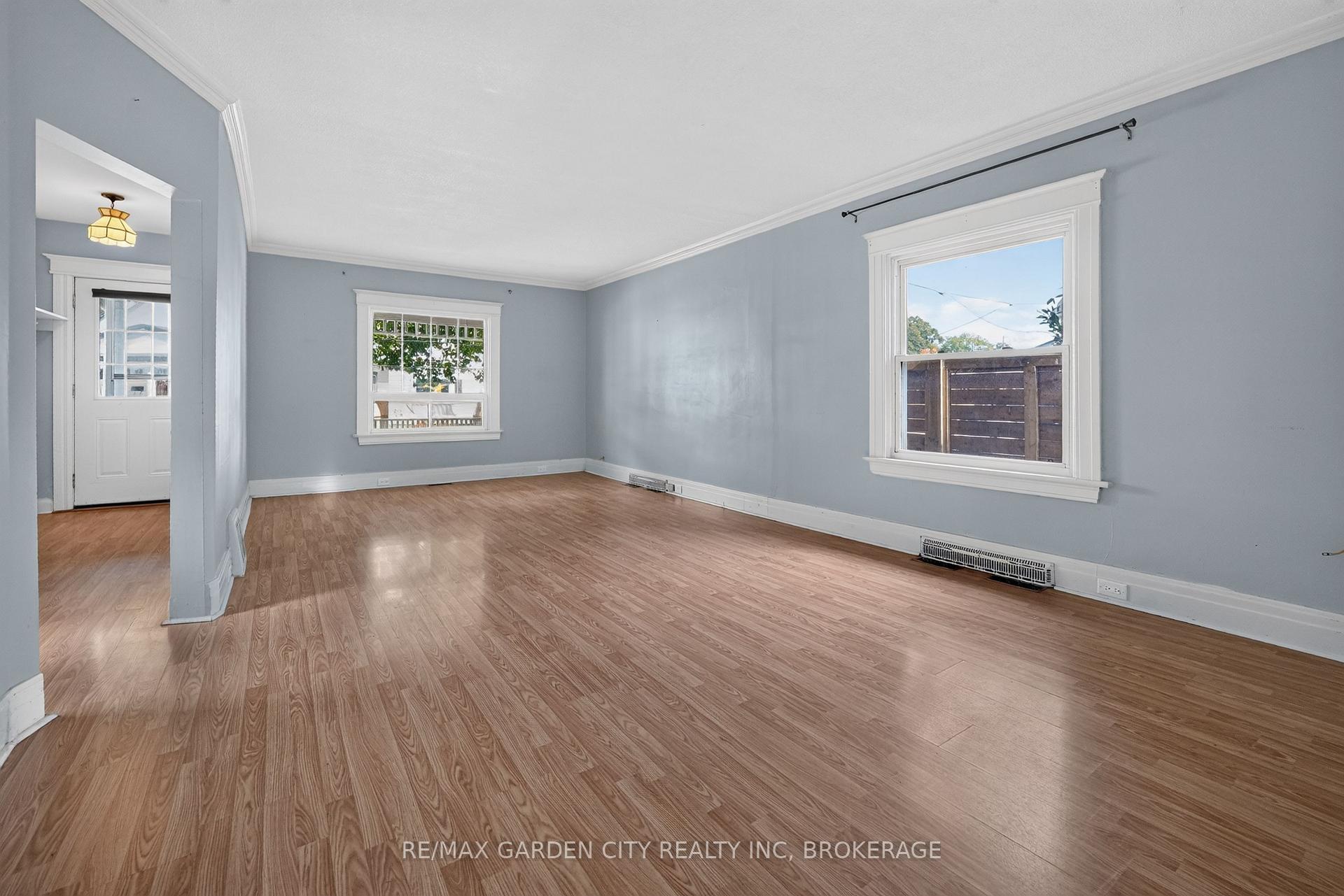 Photo 4 of 118 Lowell Avenue, St. Catharines, Downtown — HOMEH