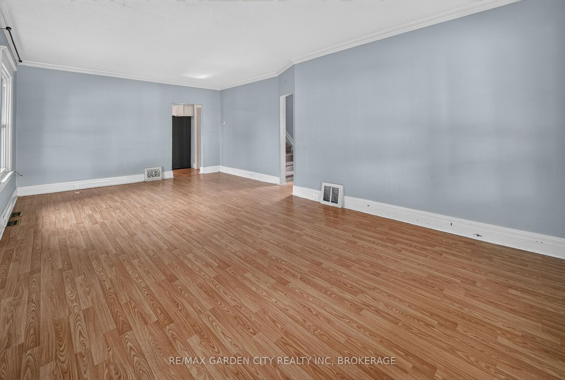 Photo 5 of 118 Lowell Avenue, St. Catharines, Downtown — HOMEH