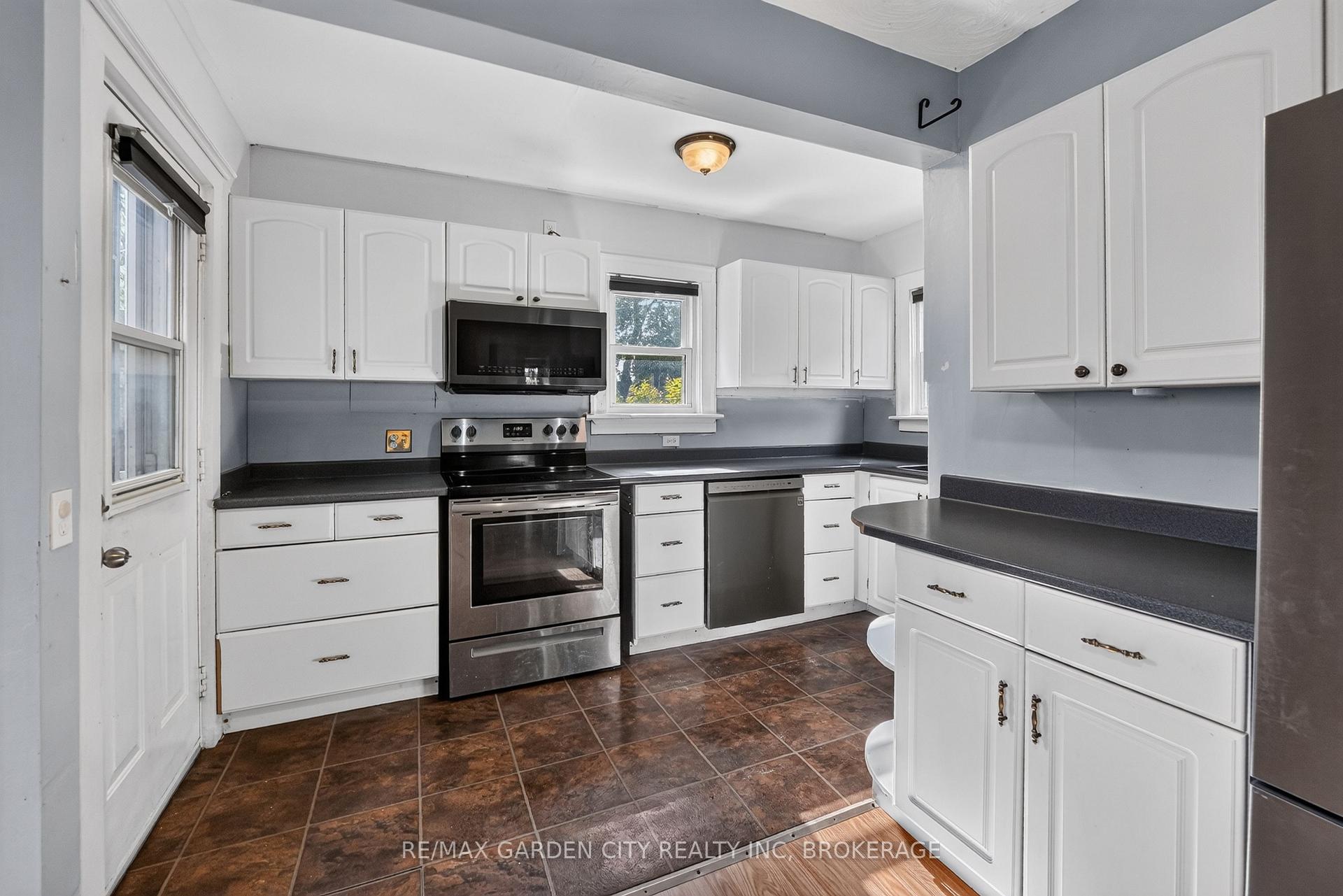 Photo 8 of 118 Lowell Avenue, St. Catharines, Downtown — HOMEH