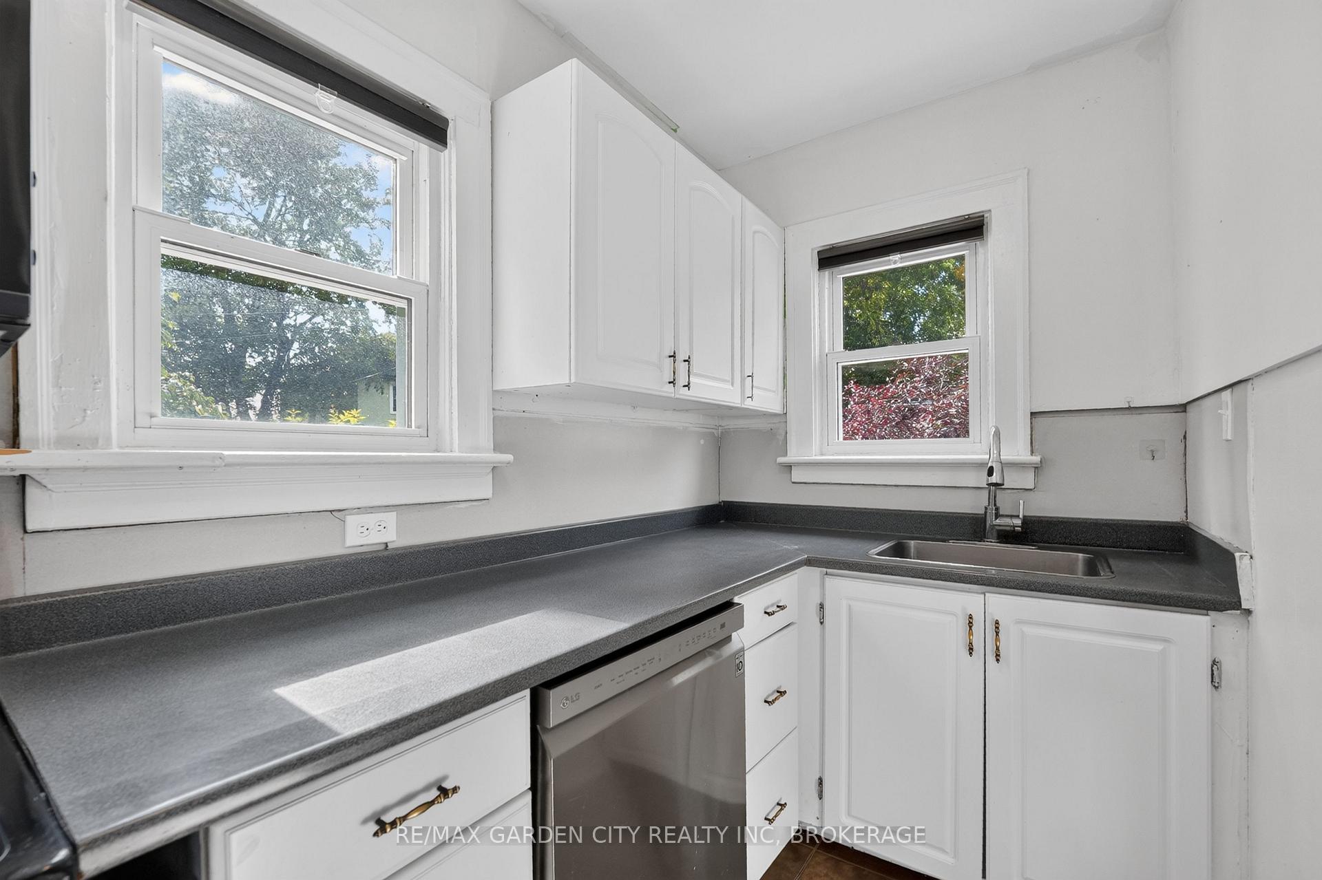 Photo 9 of 118 Lowell Avenue, St. Catharines, Downtown — HOMEH