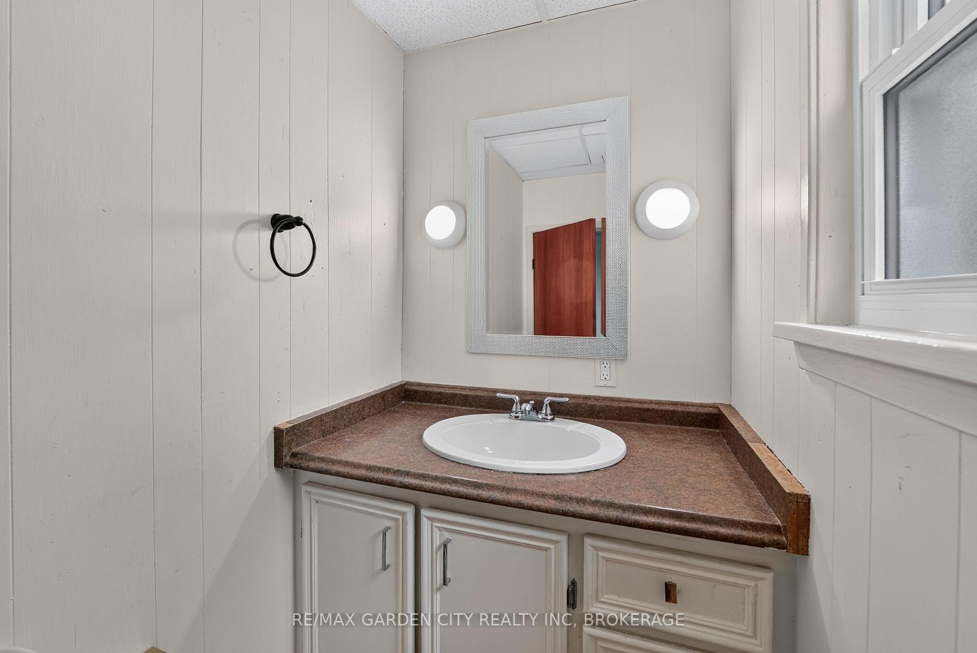 Photo 11 of 118 Lowell Avenue, St. Catharines, Downtown — HOMEH