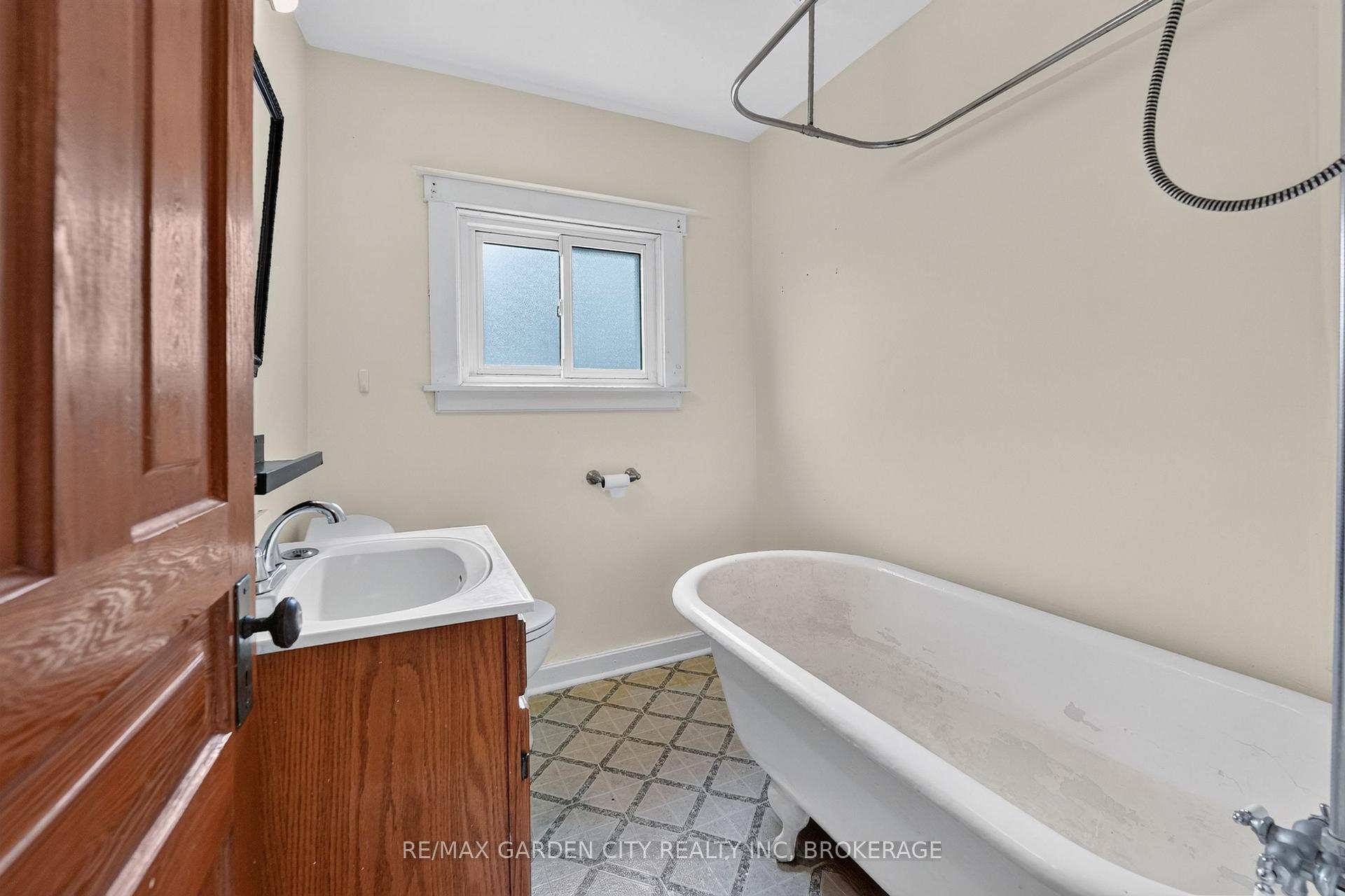 Photo 21 of 118 Lowell Avenue, St. Catharines, Downtown — HOMEH