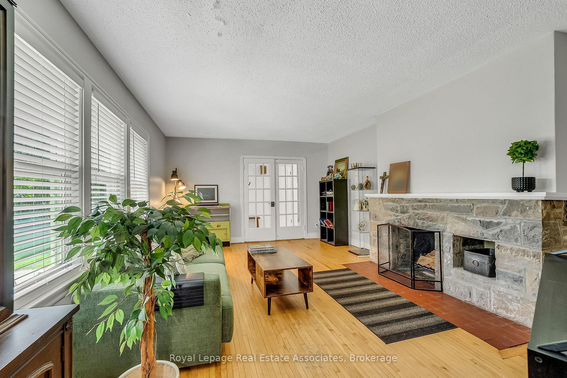 Photo 9 of 11 Ben Machree Drive, Mississauga, Port Credit — HOMEH