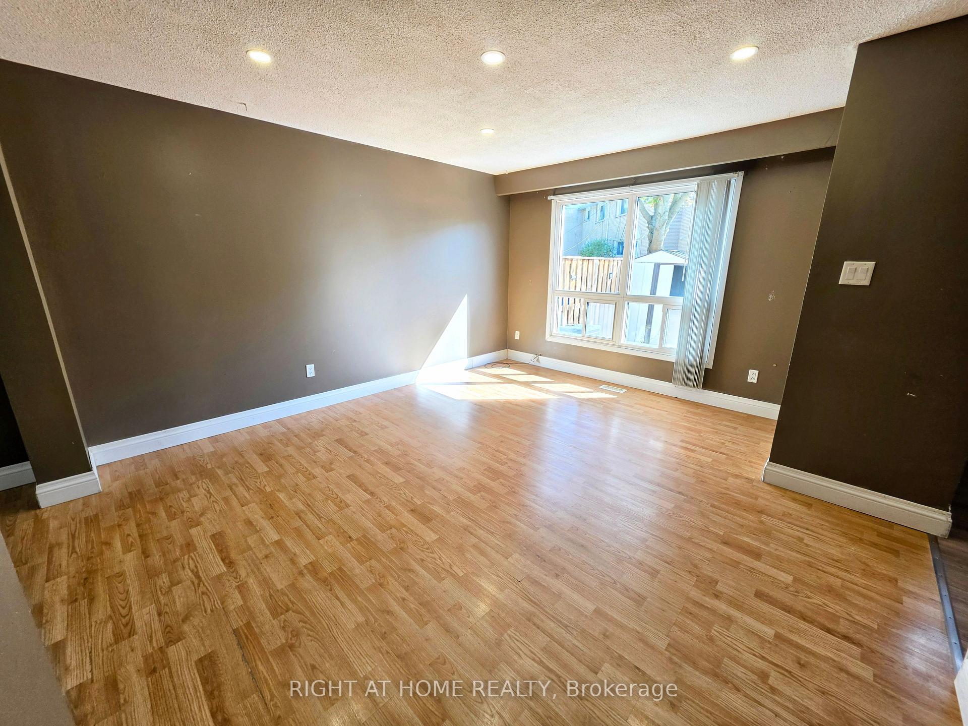 Photo 8 of 68 Riverdale Drive, Hamilton, Riverdale — HOMEH