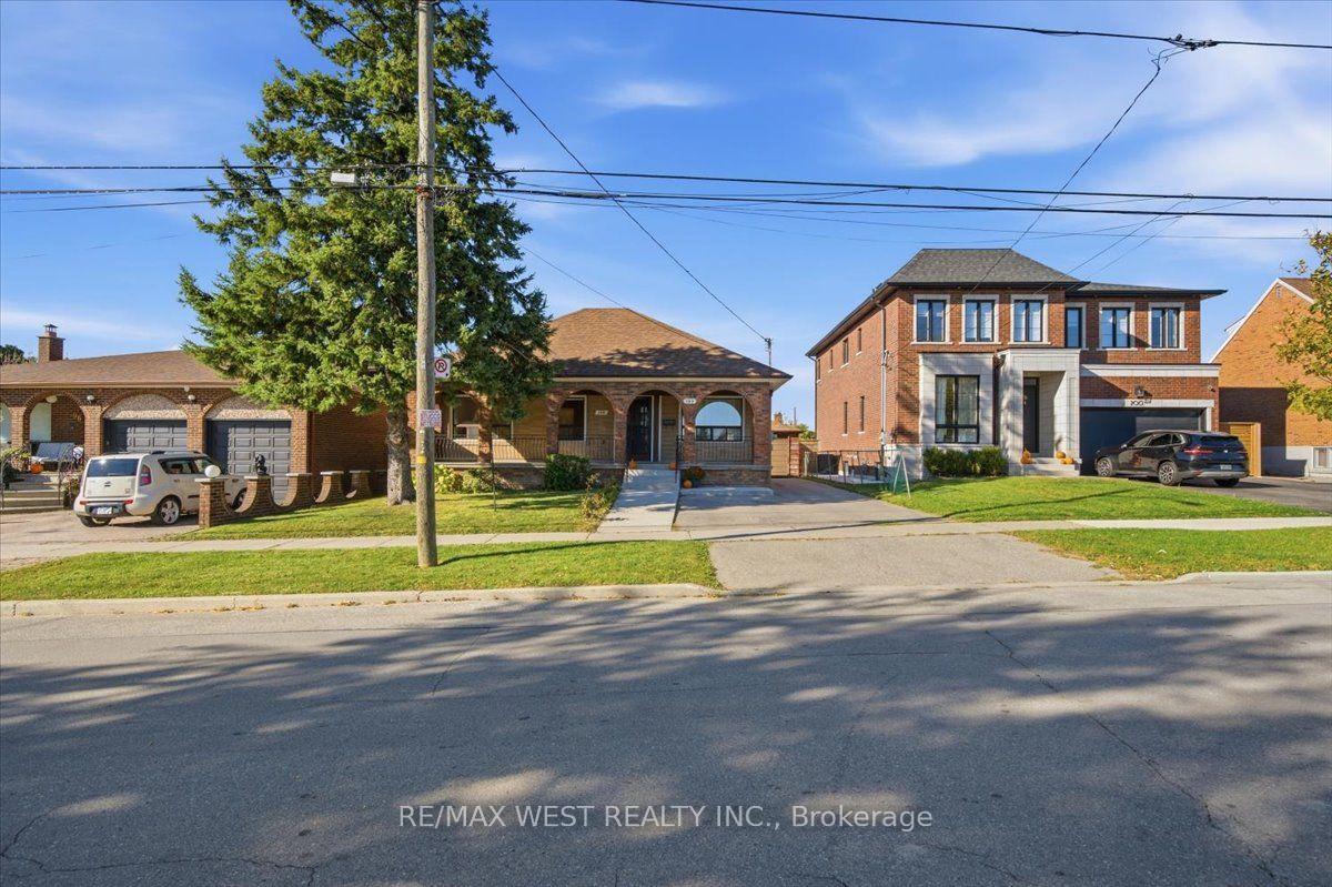 Photo 3 of 198 Rustic Road, North York, Rustic — HOMEH
