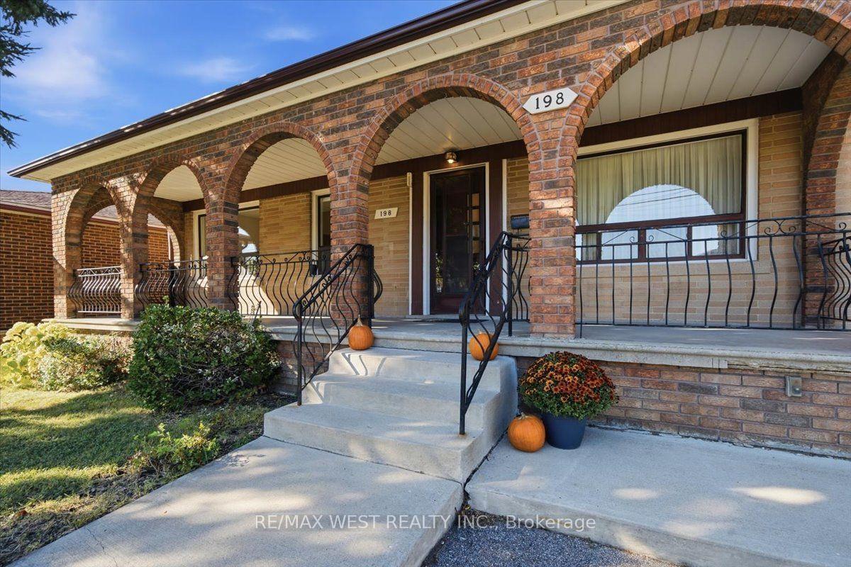 Photo 5 of 198 Rustic Road, North York, Rustic — HOMEH