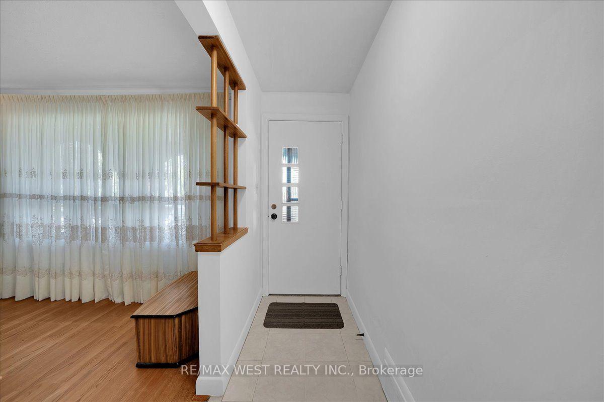 Photo 7 of 198 Rustic Road, North York, Rustic — HOMEH
