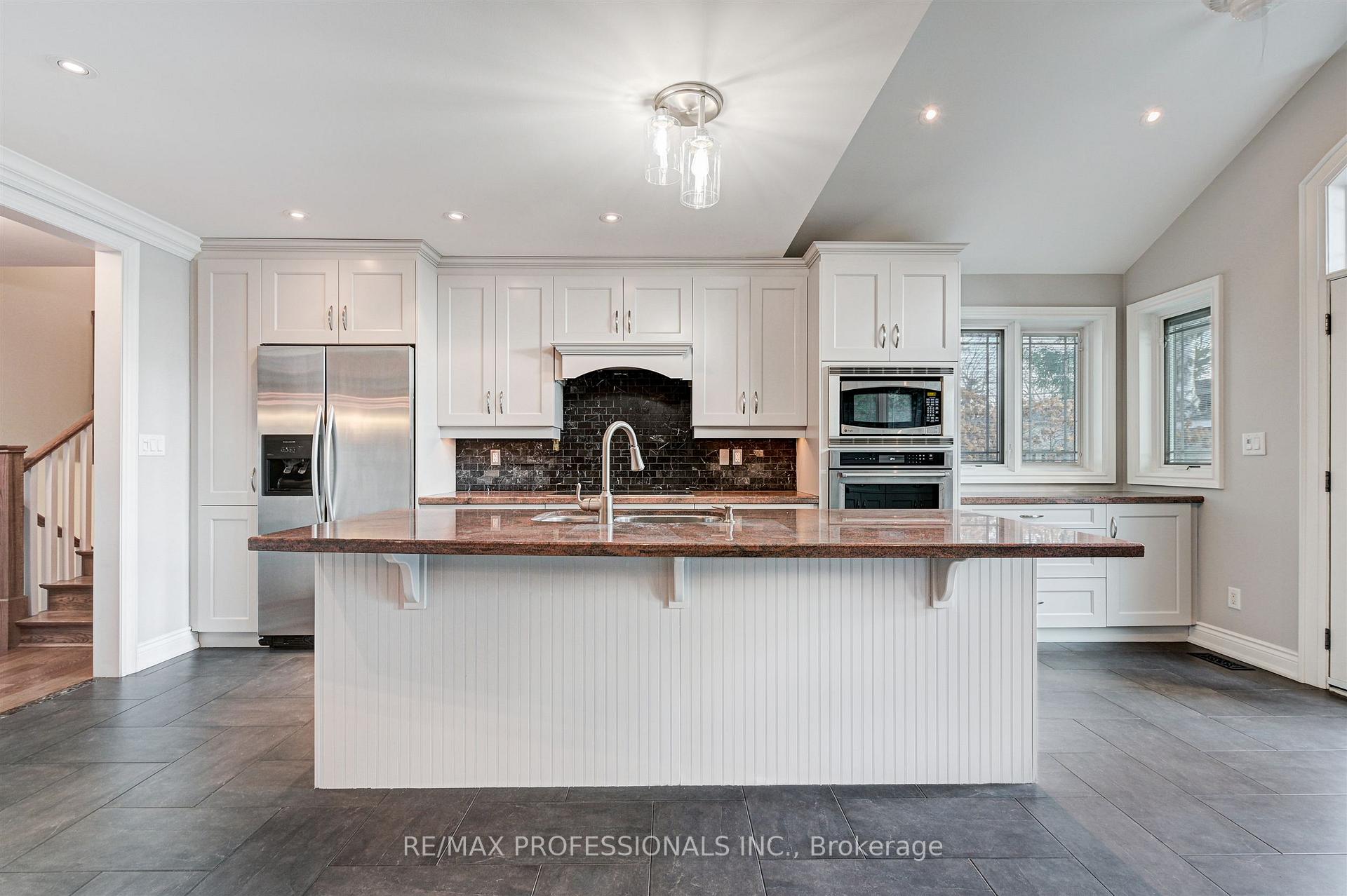 Photo 7 of 64 Ravensbourne Crescent, Etobicoke, Princess-Rosethorn — HOMEH