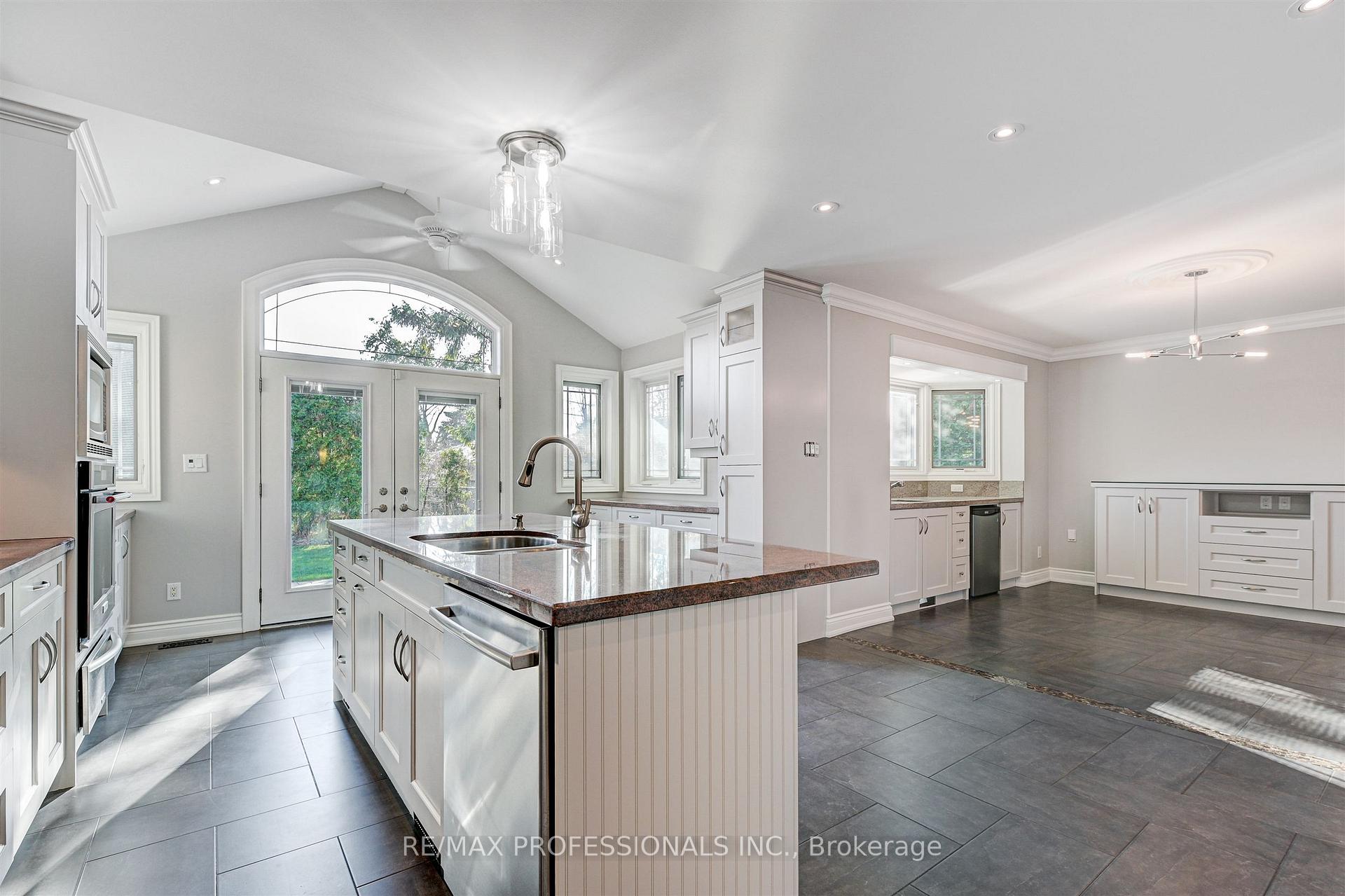 Photo 9 of 64 Ravensbourne Crescent, Etobicoke, Princess-Rosethorn — HOMEH