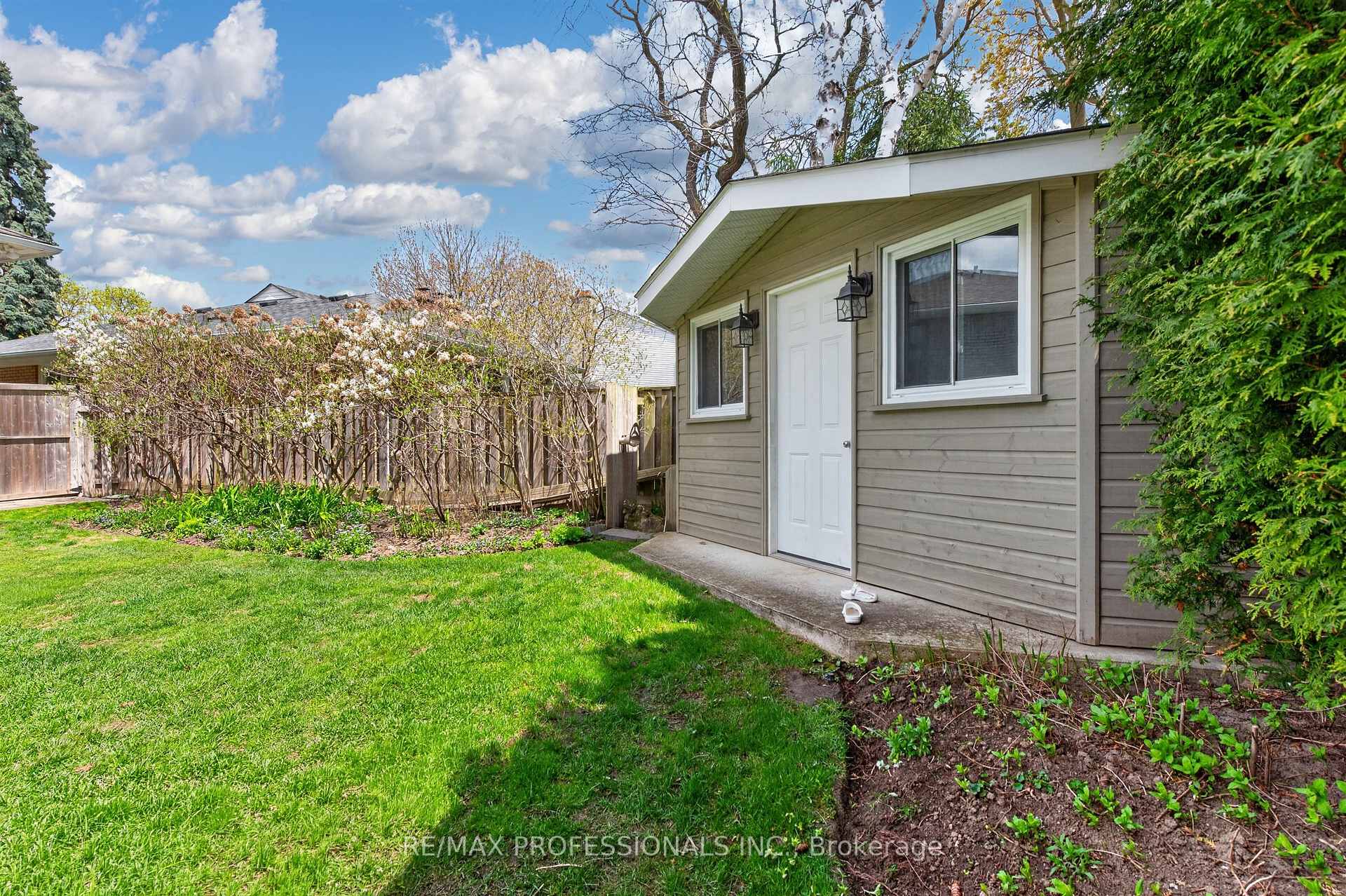 Photo 26 of 64 Ravensbourne Crescent, Etobicoke, Princess-Rosethorn — HOMEH