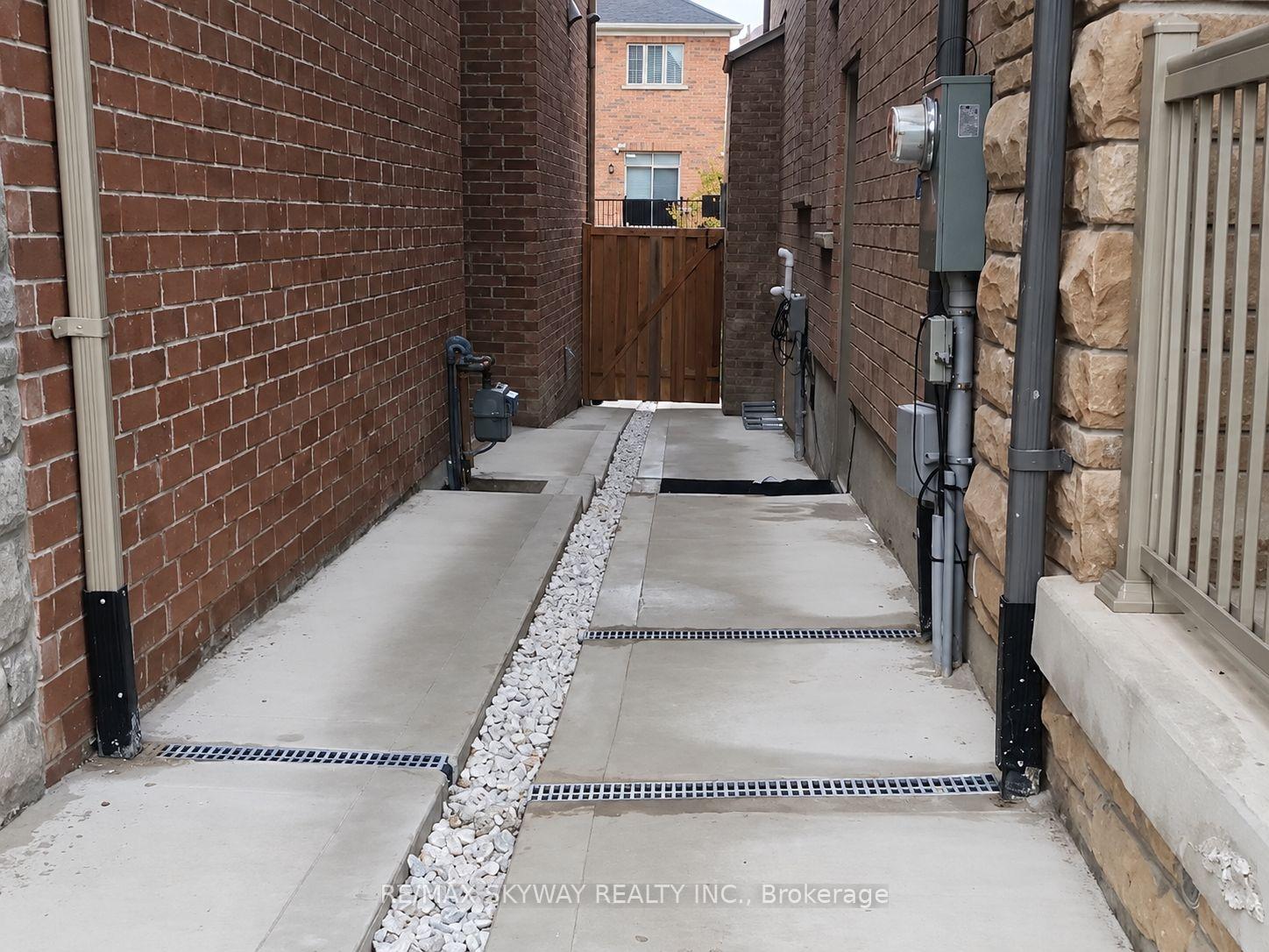 Photo 3 of Unit Basement, 61 Kentwood Crescent, Markham, Box Grove — HOMEH