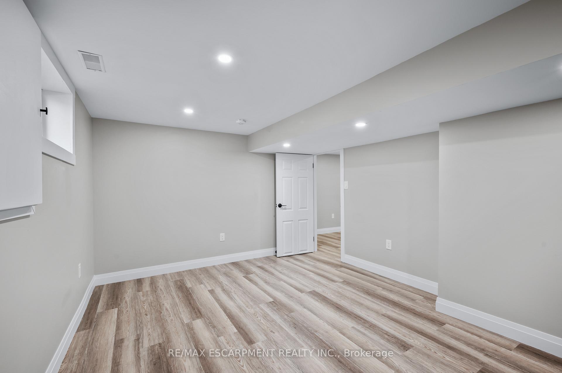 Photo 33 of 1041 Shepherd's Drive, Burlington, LaSalle — HOMEH