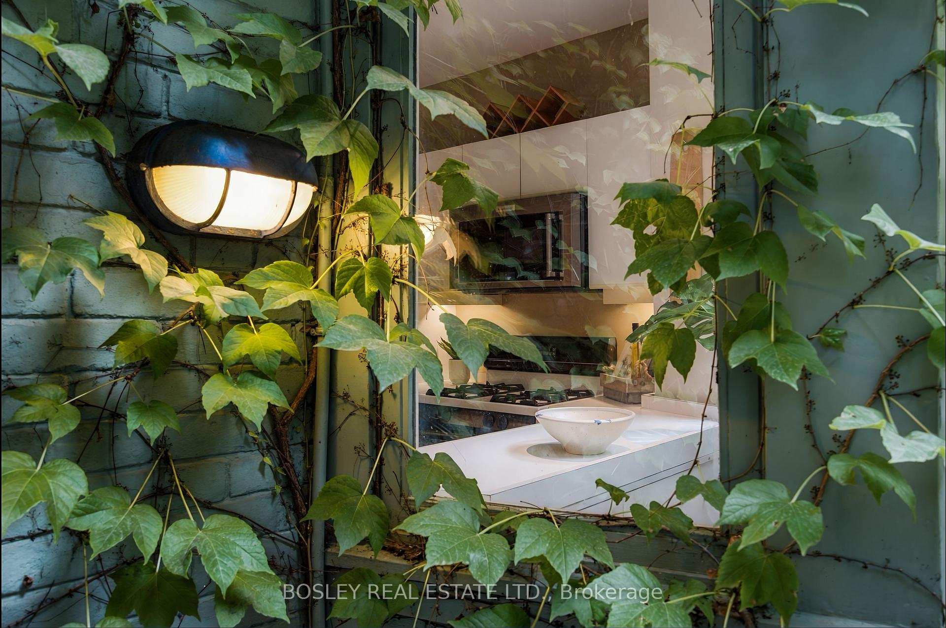Photo 3 of 33 1/2 Henry Street, Toronto, Kensington-Chinatown — HOMEH
