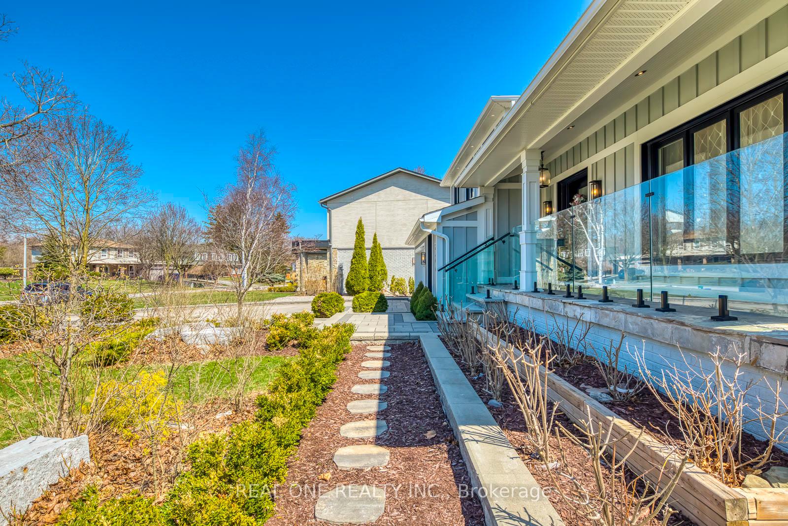 Photo 3 of 1224 Willowbrook Drive, Oakville, West — HOMEH