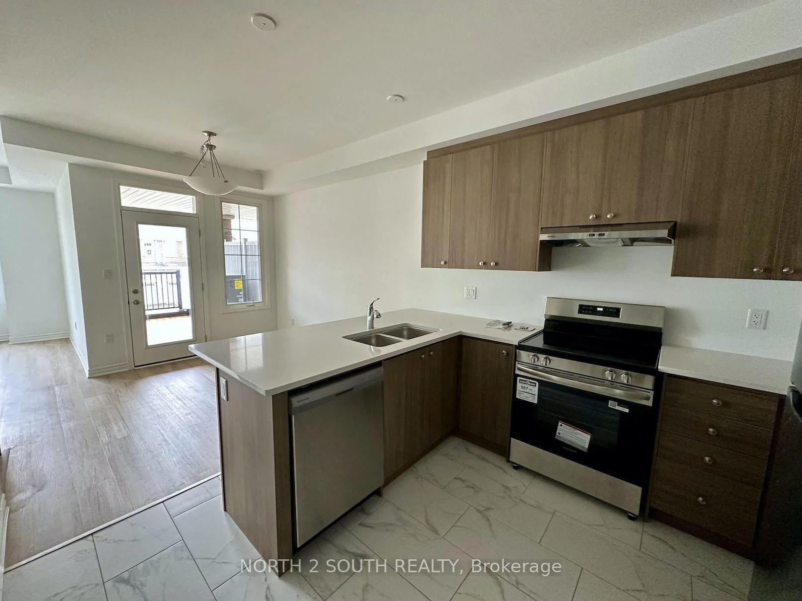 Photo 8 of 126 Ennerdale Street, Barrie, Rural Barrie Southwest — HOMEH