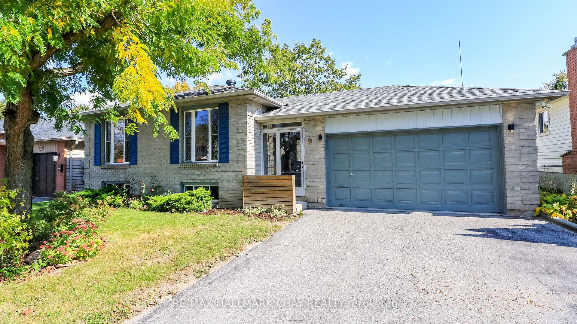 Photo 2 of 9 Bronte Crescent, Barrie, Letitia Heights — HOMEH