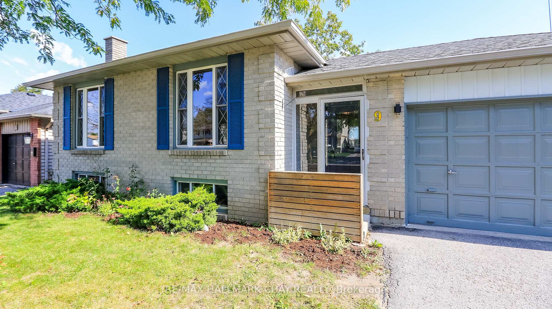 Photo 3 of 9 Bronte Crescent, Barrie, Letitia Heights — HOMEH