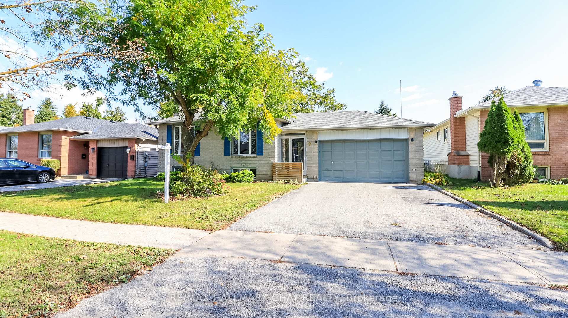Photo 4 of 9 Bronte Crescent, Barrie, Letitia Heights — HOMEH