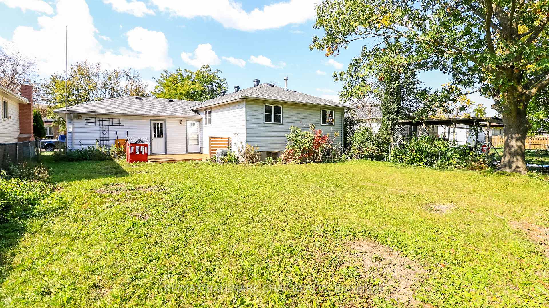 Photo 7 of 9 Bronte Crescent, Barrie, Letitia Heights — HOMEH