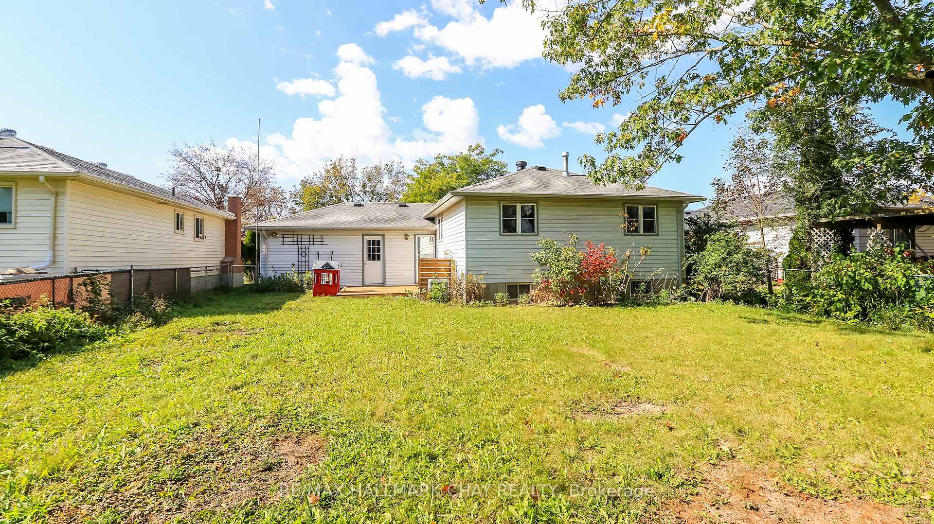 Photo 8 of 9 Bronte Crescent, Barrie, Letitia Heights — HOMEH