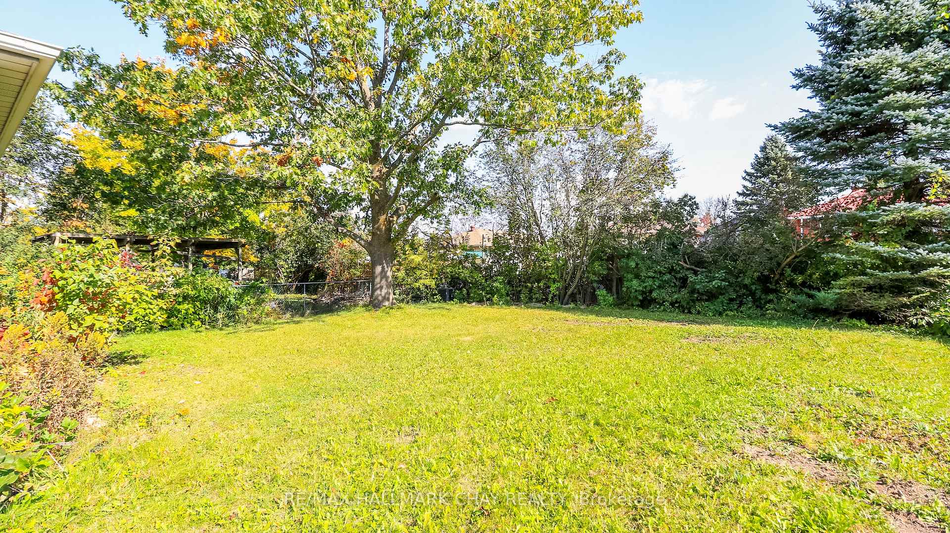 Photo 9 of 9 Bronte Crescent, Barrie, Letitia Heights — HOMEH