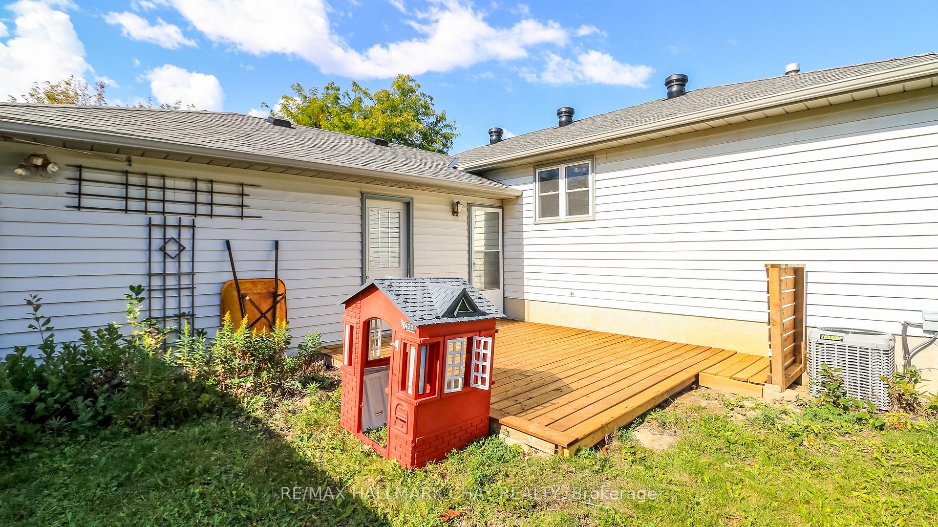 Photo 11 of 9 Bronte Crescent, Barrie, Letitia Heights — HOMEH